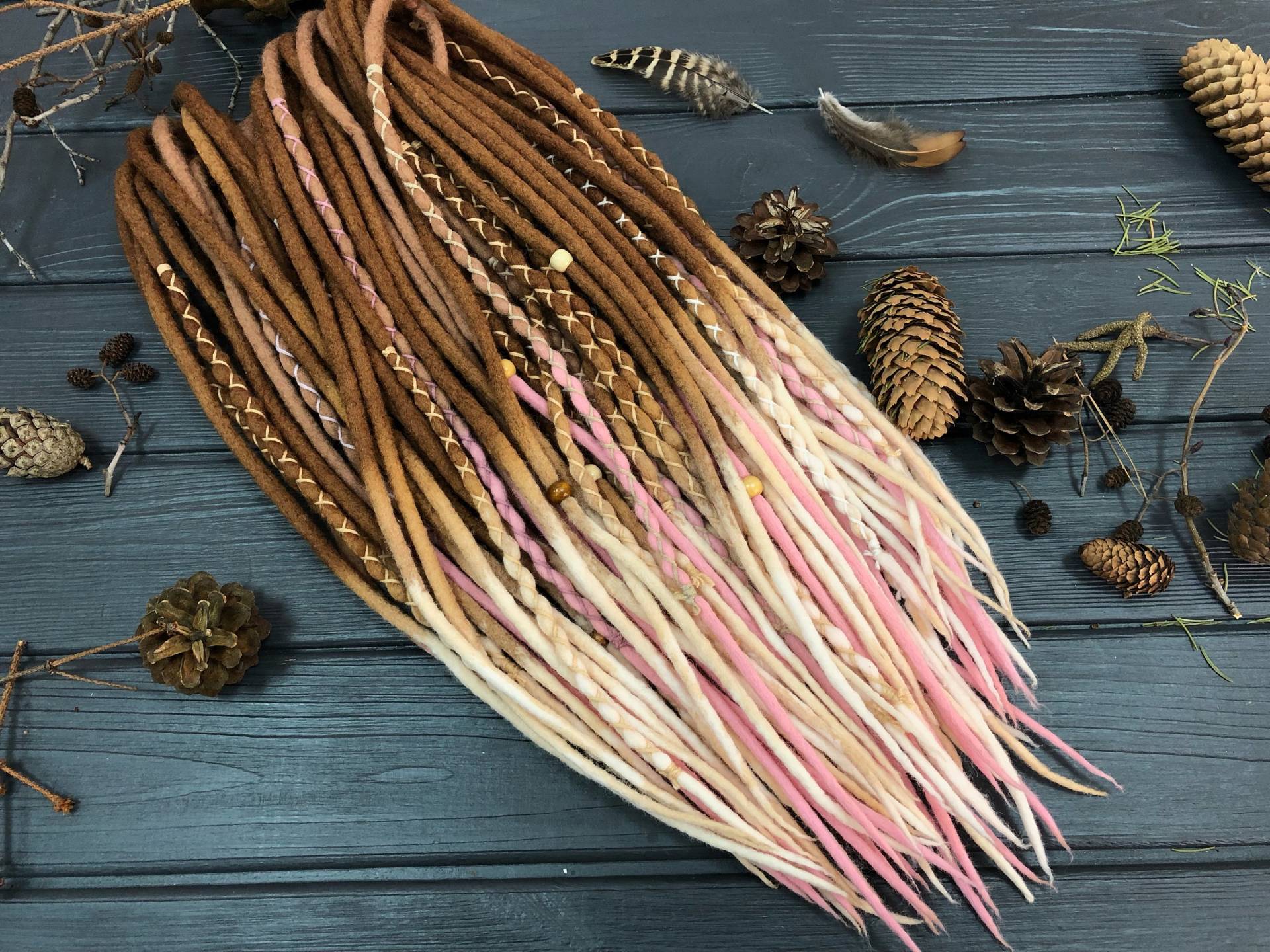 Doppelendige Dreads Aus Dunkelblonder Und Ingwerrosa Wolle Mit Kostenlosen Holzperlen Umwickelt Doppelendige Dreads Aus Dunkelblonder Und Ingwerrosa Wolle Mit Kostenlosen Holzperlen Umwickelt von Etsy - DreadsForest