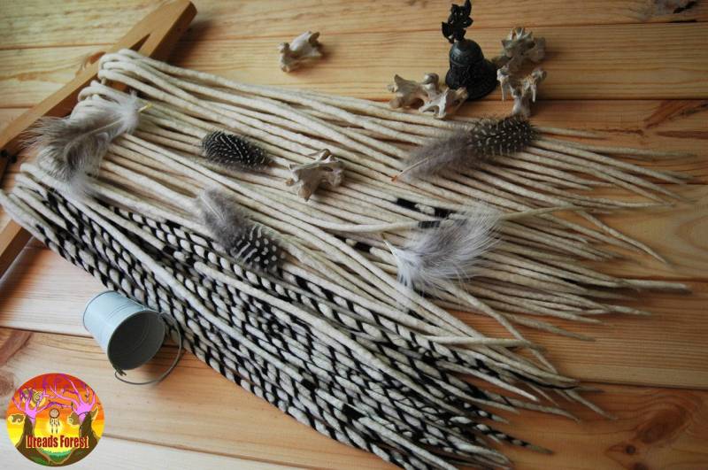 Weiße Dreads Und Süßigkeiten Wolle Doppelt Endete Mit Kostenlosen Perlen Federn von Etsy - DreadsForest