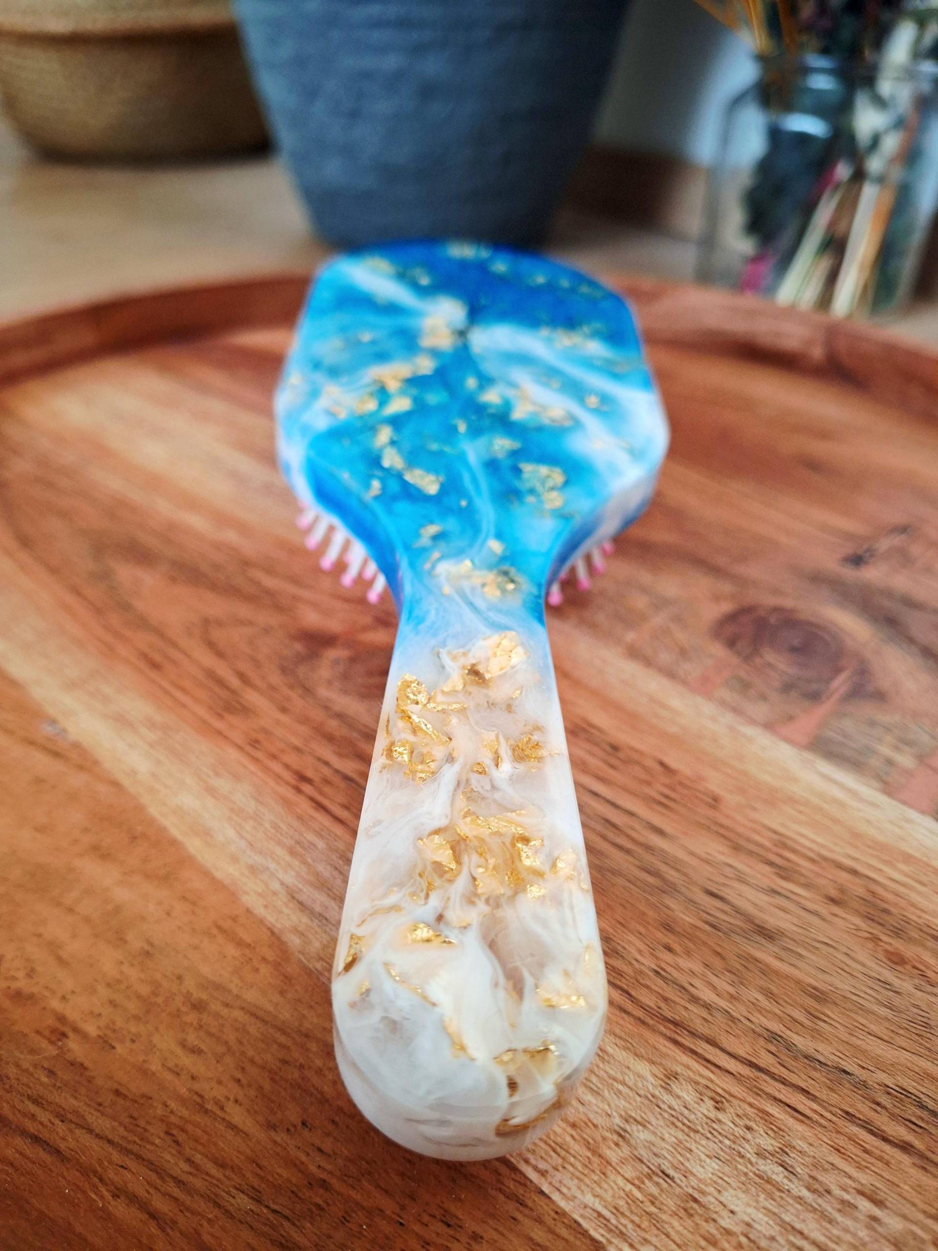 Handgefertigte Epoxidharz-Haarbürste „Golden Ocean" - Blau, Weiß & Gold Handgefertigte Epoxidharz-Haarbürste „Golden Ocean" - Blau, Weiß & Gold von Etsy - DreamteamArts