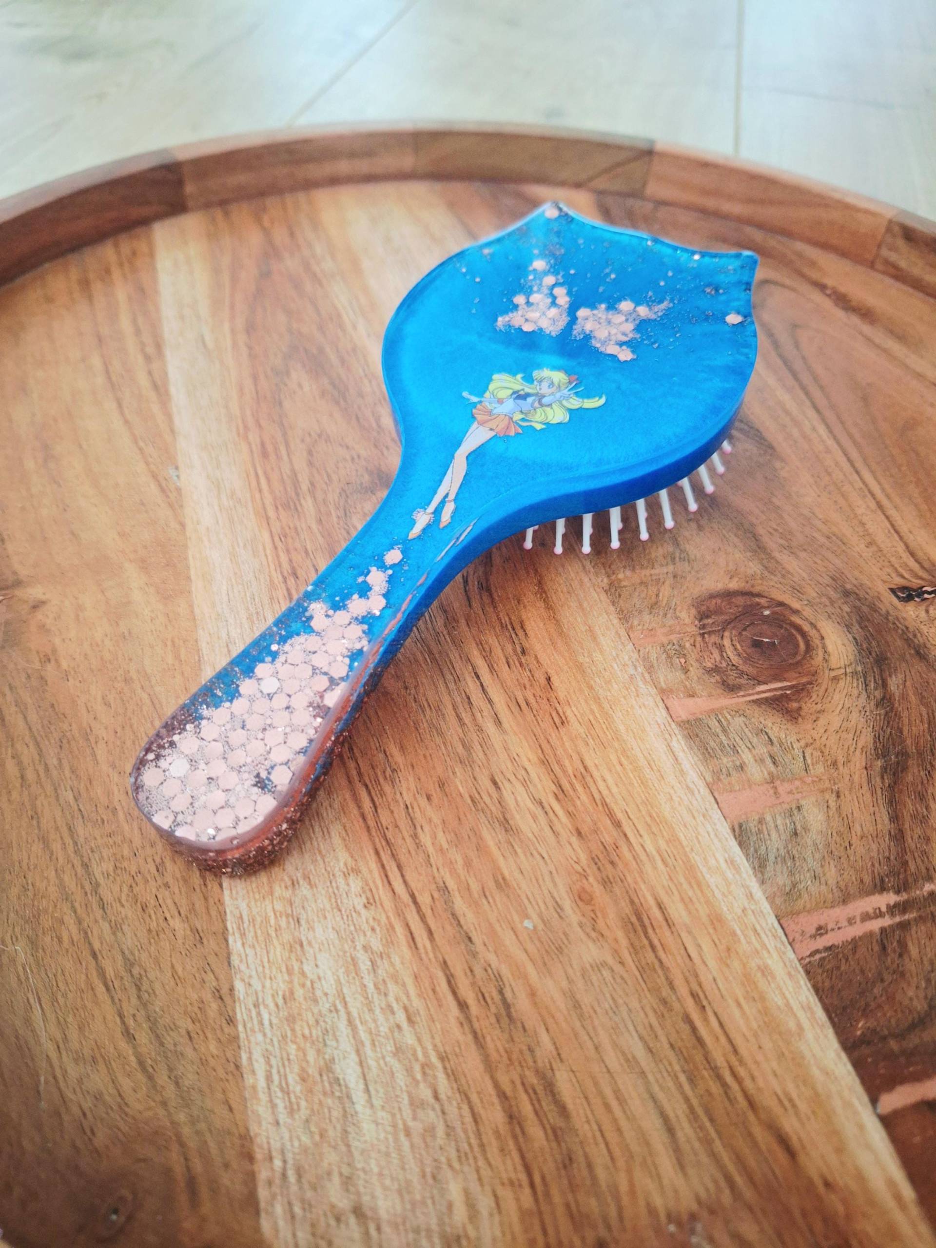 Handgemachte Epoxidharz Haarbürste Mit Sailor Moon Motiv Handgemachte Epoxidharz Haarbürste Mit Sailor Moon Motiv von Etsy - DreamteamArts