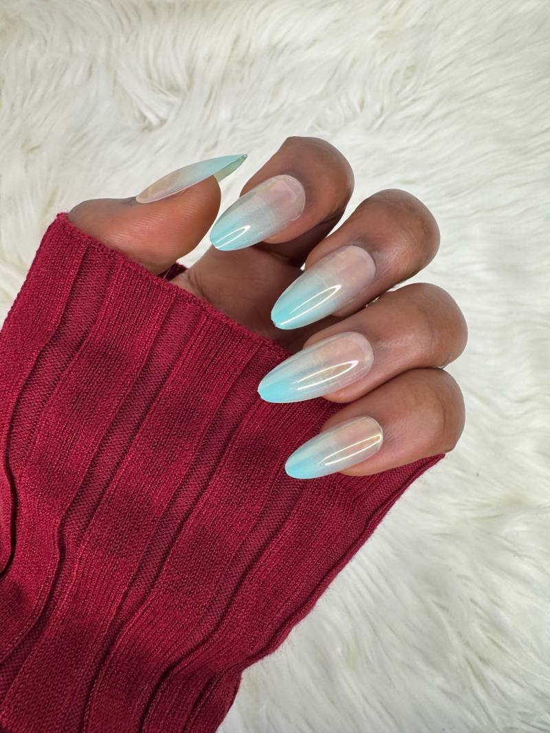 Aqua Blue Ombré Drücken Sie Auf Die Nägel | Mandel Gefälschte von Etsy - DrosseNails