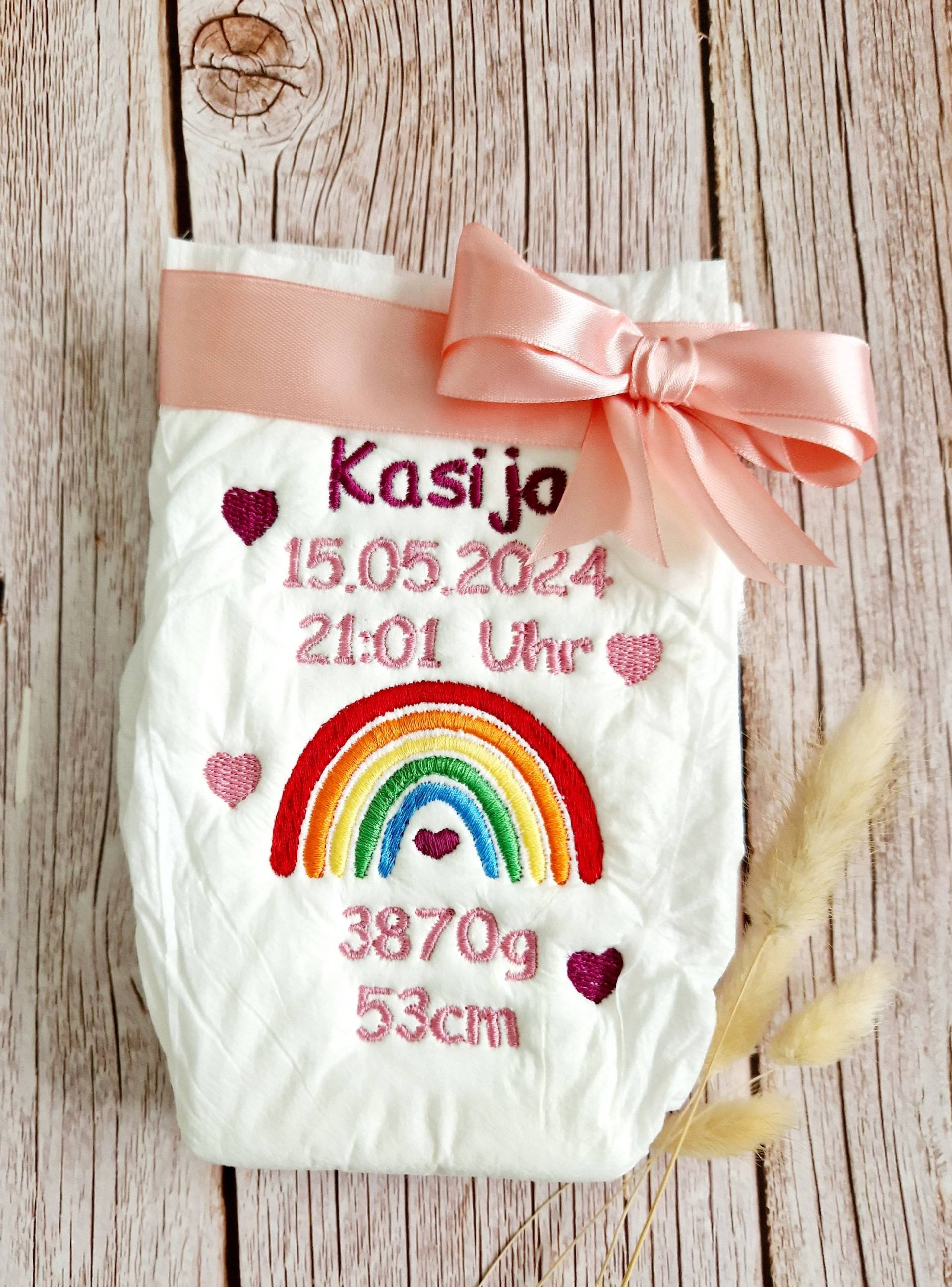 Bestickte Windel Regenbogenbaby, Regenbogen Mit Geburtsdaten Zur Geburt, Mädchen Oder Junge, Farbwahl Bestickte Windel Regenbogenbaby, Regenbogen Mit Geburtsdaten Zur Geburt, Mädchen Oder Junge, Farbwahl von Etsy - ETStoffzauber