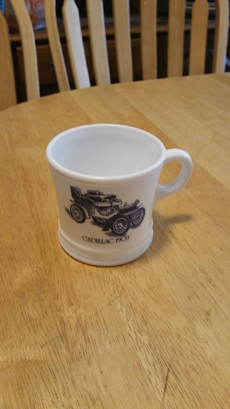 Surrey Milchglas, Cadillac 1903, Blaues Auto Rasierbecher Oder Kaffeetasse, Man Cave Decor Surrey Milchglas, Cadillac 1903, Blaues Auto Rasierbecher Oder Kaffeetasse, Man Cave Decor von Etsy - EastIdahoCompany