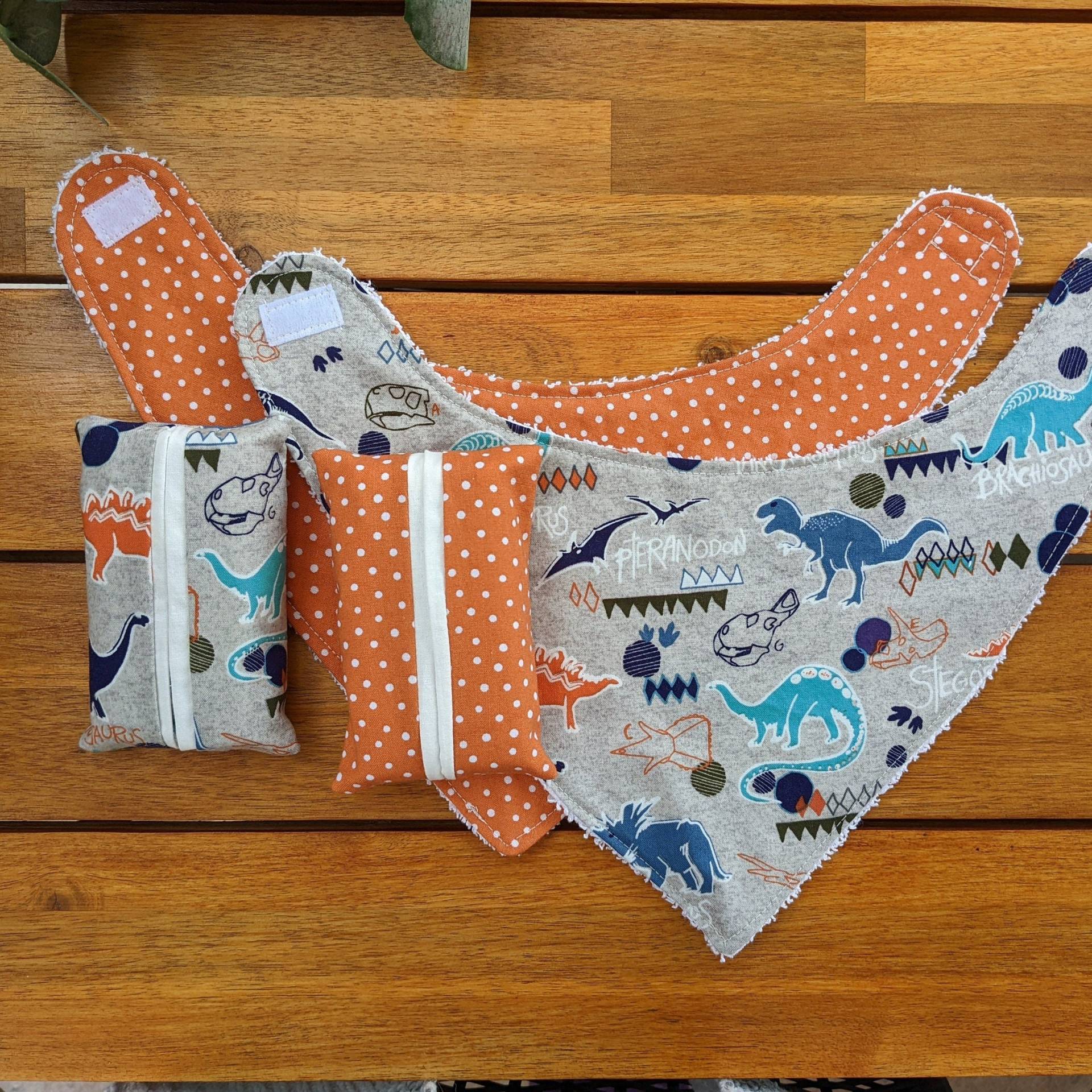 Baby Geschenkset | Lätzchen + Taschentuchhalter Dinosaurier, Orange Dot von Etsy - EclecticSewCo