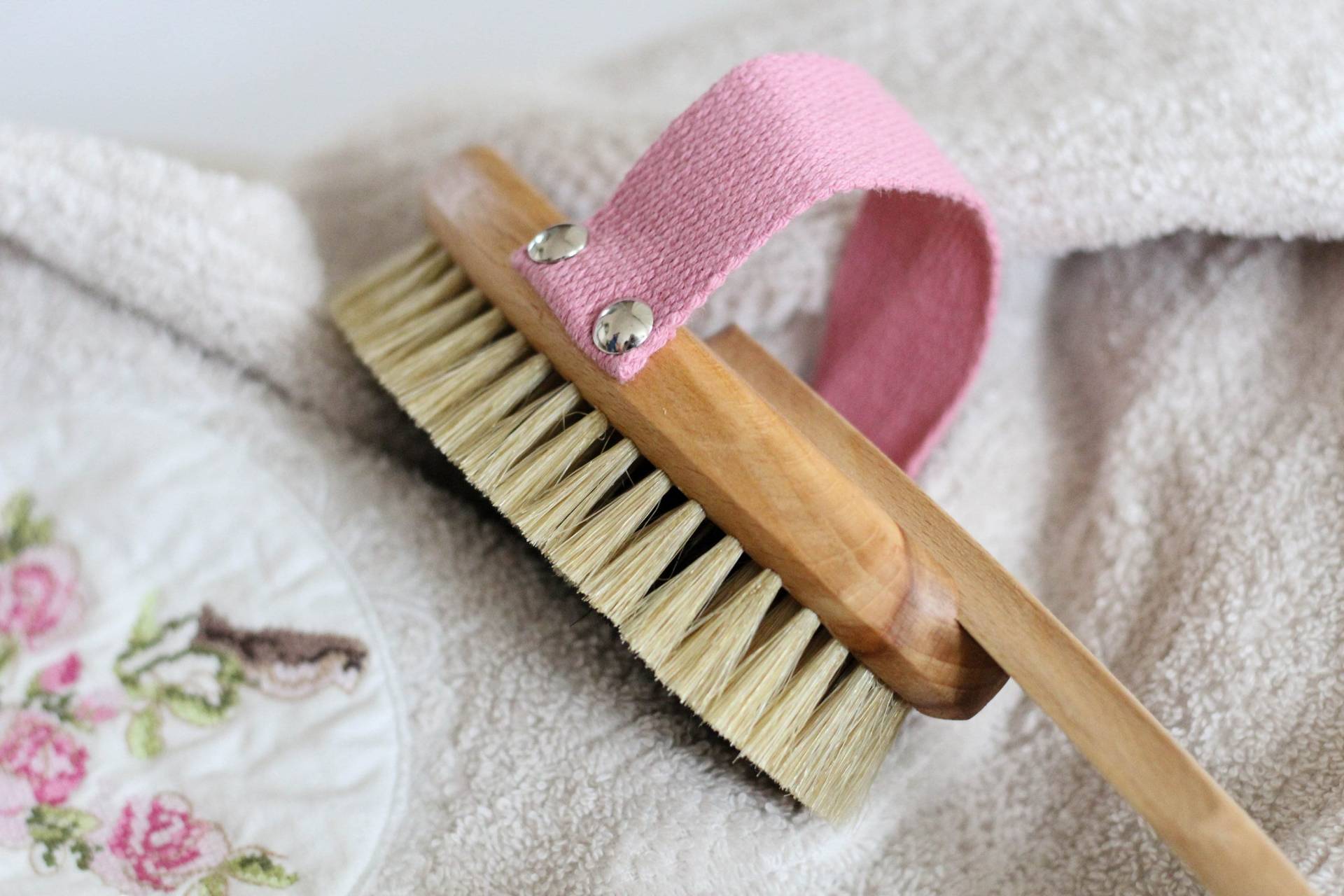 Rosa Badebürste, Körperbürste, Trockenmassagebürste, Bürste Für Trockene Haut, Massentrockenbürsten, Naturbürste, Körperwäscher Rosa Badebürste, Körperbürste, Trockenmassagebürste, Bürste Für Trockene Haut, Massentrockenbürsten, Naturbürste, Körperwäscher von Etsy - EcogiftPL