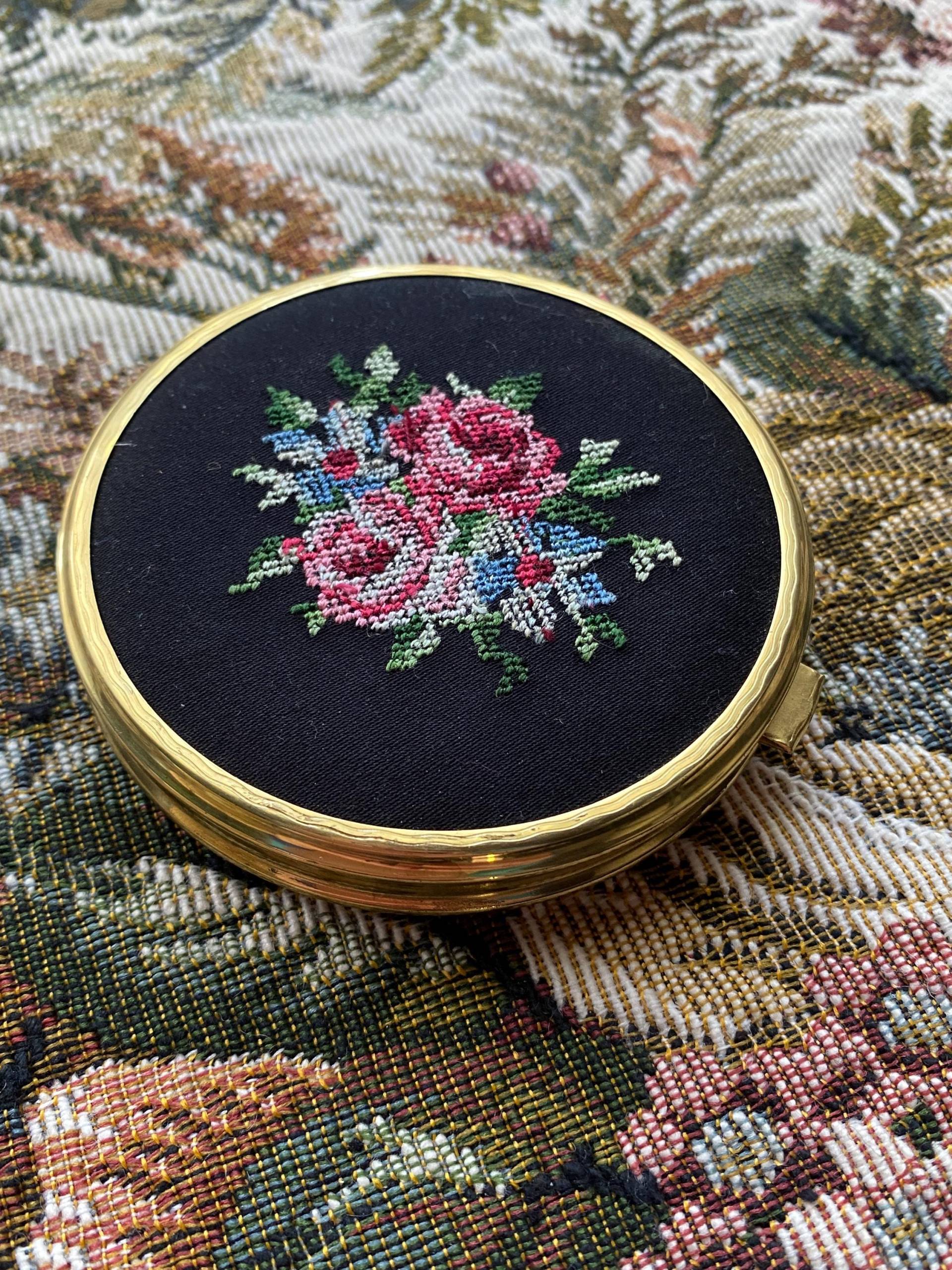 Vintage Framus Wien Goldfarbene Metallverpackung Mit Petit Point Design, Make-Up Kompakte Puderdose, Sammlerpuder Kompakt von Etsy - EdelweissATvintage