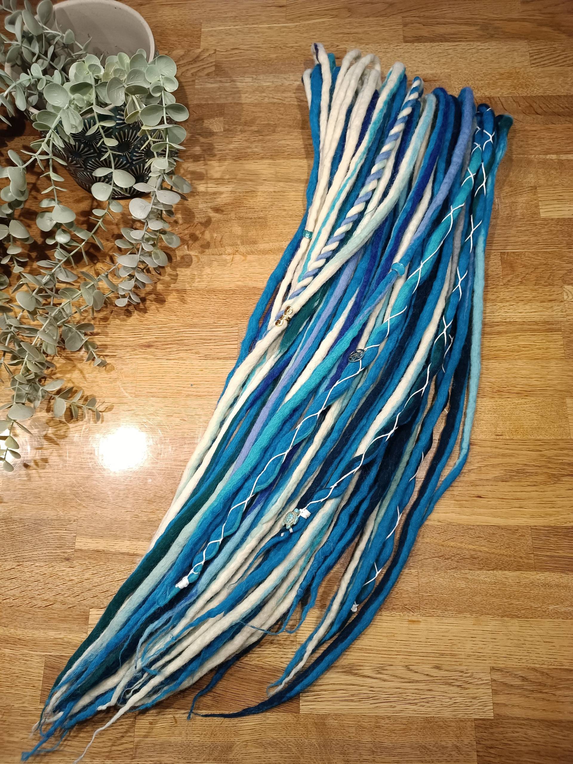 Versandfertig Full Set, 40 De Wolldreads "Blue Lagoon", Blautöne, Weiß, Vikingdreads, Geschmückt, 70-75cm von Etsy - ElderandHolly