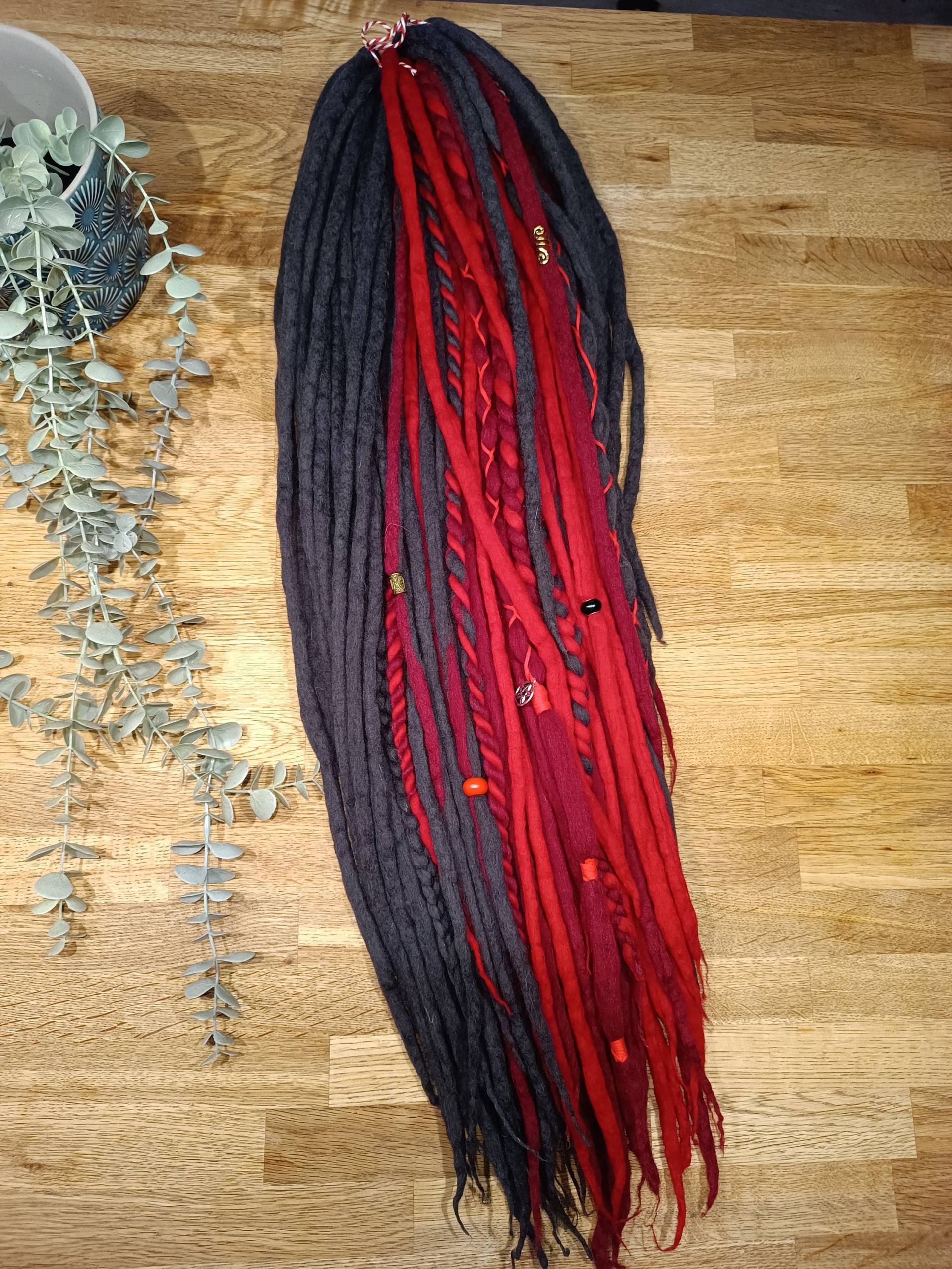 Versandfertig Full Set, 42 De Wolldreads "Teufelinchen", Rot, Dunkelgrau, Bordeaux, Vikingdreads, Geschmückt, 70-80cm von Etsy - ElderandHolly
