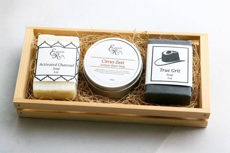 Herrenseife Geschenkset Holzkohle, Rasierseife, True Grit in Holzkiste von Etsy - ElegantRoseBoutique