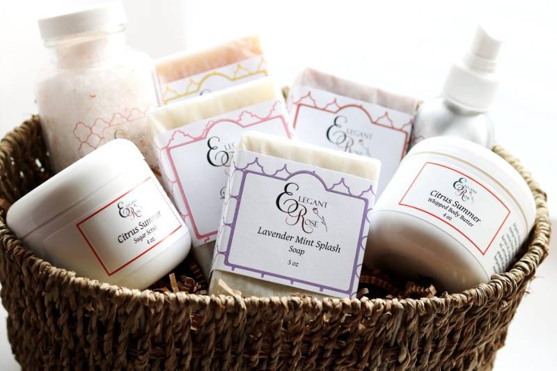 Luxus-Spa-Geschenkkorb Seife, Raumspray, Badesalz, Zuckerpeeling, Körperbutter von Etsy - ElegantRoseBoutique