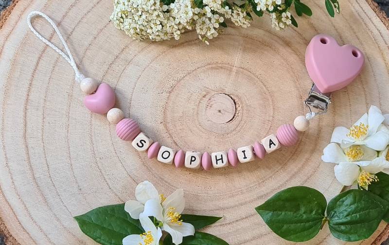 Schnullerkette Personalisiert Mit Name, Herz, Altrosa Schnullerkette Personalisiert Mit Name, Herz, Altrosa von Etsy - EliJuna