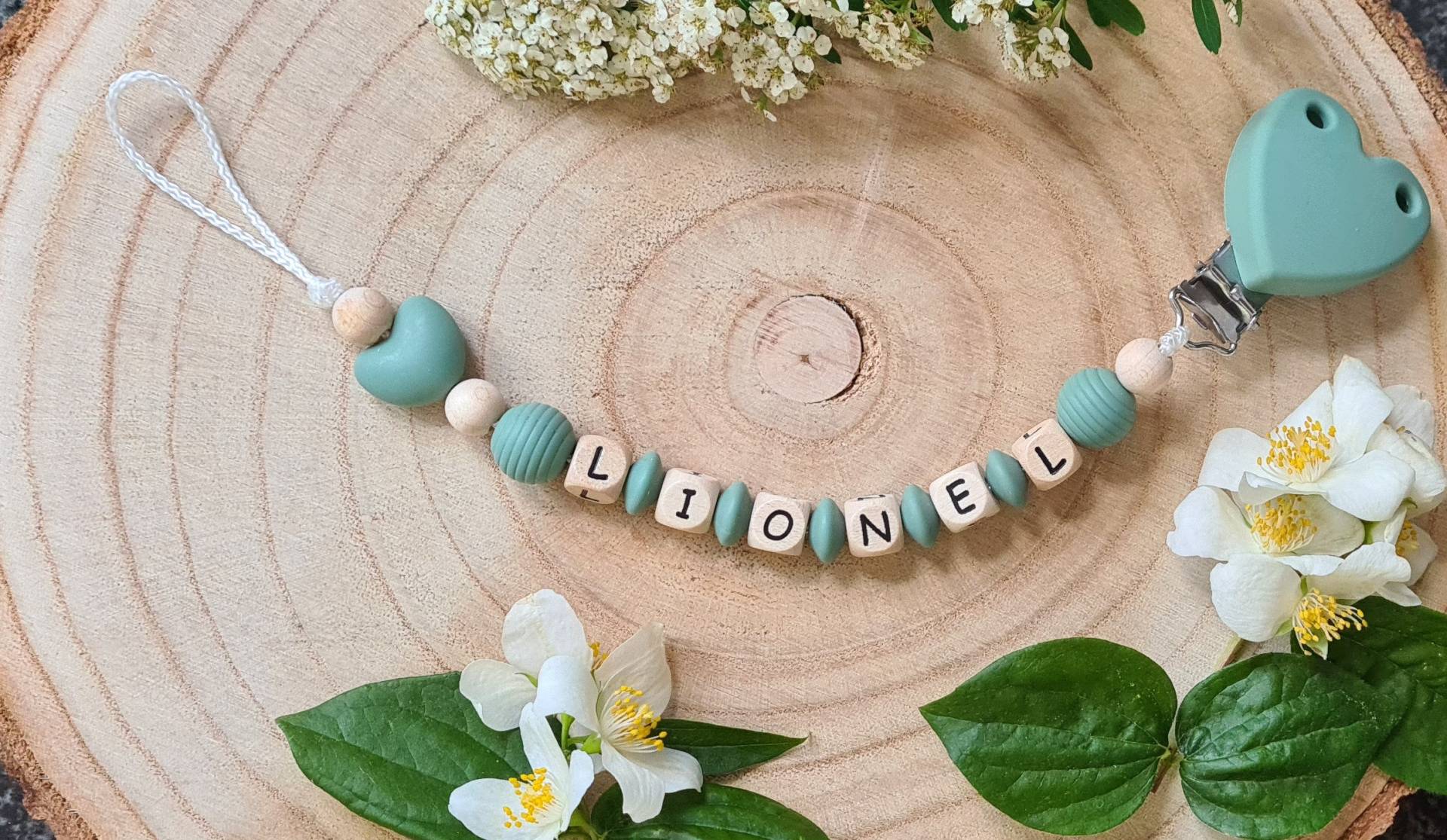 Schnullerkette Personalisiert Mit Name, Herz, Salbeigrün Schnullerkette Personalisiert Mit Name, Herz, Salbeigrün von Etsy - EliJuna