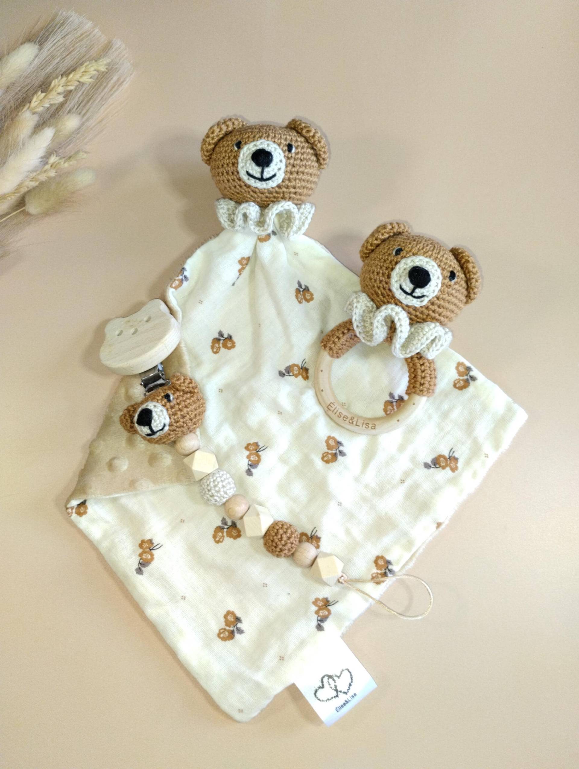 Anpassbares Set Aus Flachem Schnuller, Rassel Und Teddybär-Schnullerclip von Etsy - EliseetLisa