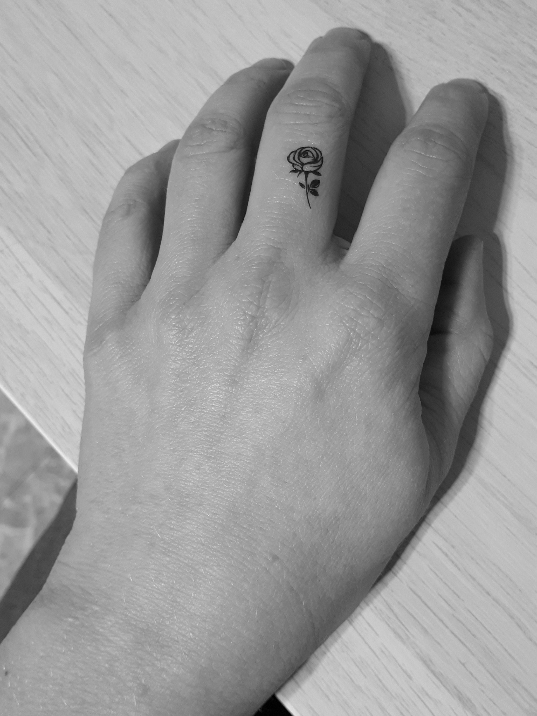 9 Rosen-Tattoos/Schwarze Rose Temporäre Tattoos Handgelenk-Tattoos Tattoo Fake-Tattoo Schwarz Und Weiß Blume 9 Rosen-Tattoos/Schwarze Rose Temporäre Tattoos Handgelenk-Tattoos Tattoo Fake-Tattoo Schwarz Und Weiß Blume von Etsy - ElyZeSHOP