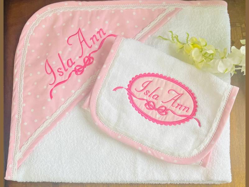 Personalisiertes Baby Kapuzen Badetuch & Spucktuch Set Pink Polka Dot Dusche Ideen Personalisiertes Baby Kapuzen Badetuch & Spucktuch Set Pink Polka Dot Dusche Ideen von Etsy - EmbroideryStudioPlus