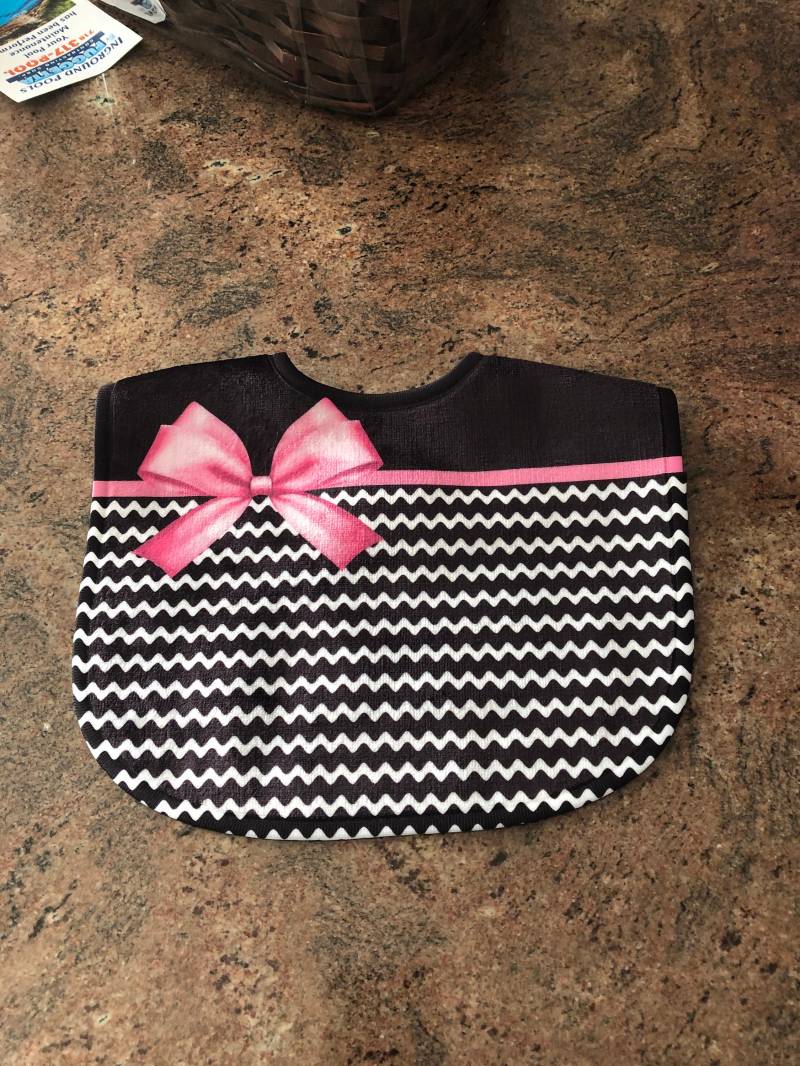 Schwarz Und Rosa Lätzchen Schwarz Und Rosa Lätzchen von Etsy - EmbroiderybyJoAnn