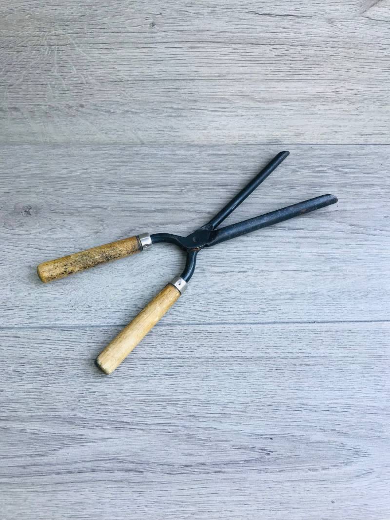 Vintage Lockeneisen Primitives Mit Holzgriff Antik Haarlocke Eisen Welle Locken Friseur Salon von Etsy - EmirDecorVintage