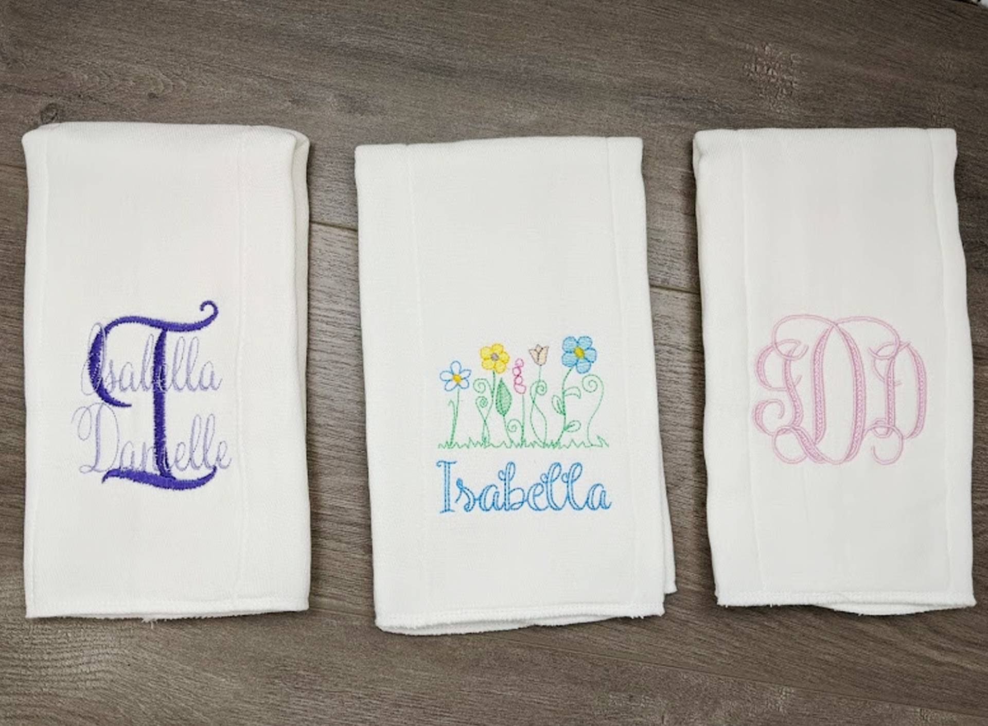 Blühende Schönheit Mädchen Floral Bestickte Spucktücher Set - 3-Teiliges Personalisiertes Monogramm & Name Neugeborenen Baby Shower Geschenk Blühende Schönheit Mädchen Floral Bestickte Spucktücher Set - 3-Teiliges Personalisiertes Monogramm & Name Neugeborenen Baby Shower Geschenk von Etsy - EmmerlusDesigns