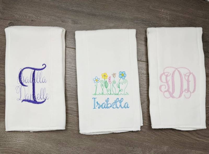 Blühende Schönheit Mädchen Floral Bestickte Spucktücher Set - 3-Teiliges Personalisiertes Monogramm & Name Neugeborenen Baby Shower Geschenk von Etsy - EmmerlusDesigns
