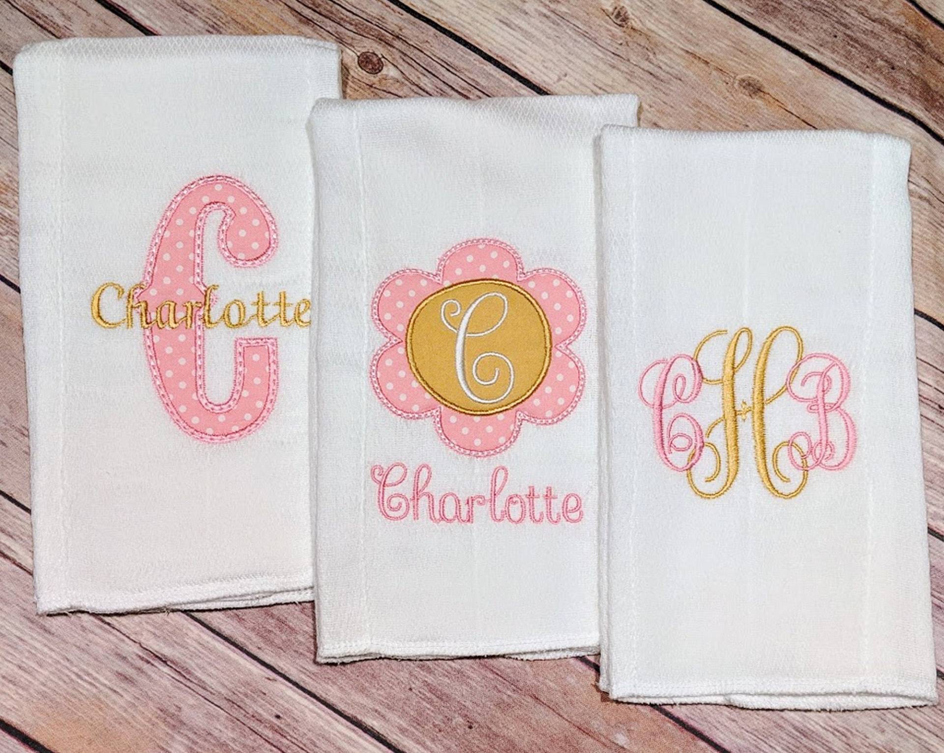 Ganz in Pink Mädchen Rosa & Gold Spucktücher Set - 3-Teiliges Gesticktes Monogramm Layette Babypartygeschenk von Etsy - EmmerlusDesigns