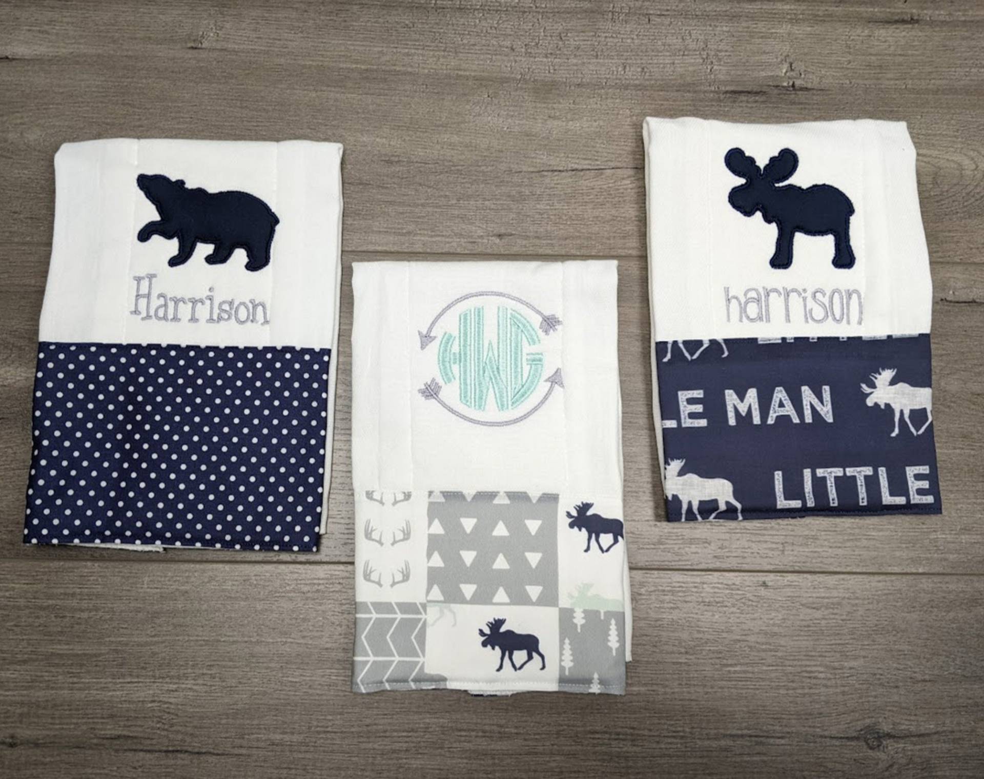 Spucktücher Für Jungen 3-Teiliges Set Mit Waldmotiv Marineblau Mintgrün Monogramm Initialen Elchbär Baby Shower Geschenk Spucktücher Für Jungen 3-Teiliges Set Mit Waldmotiv Marineblau Mintgrün Monogramm Initialen Elchbär Baby Shower Geschenk von Etsy - EmmerlusDesigns