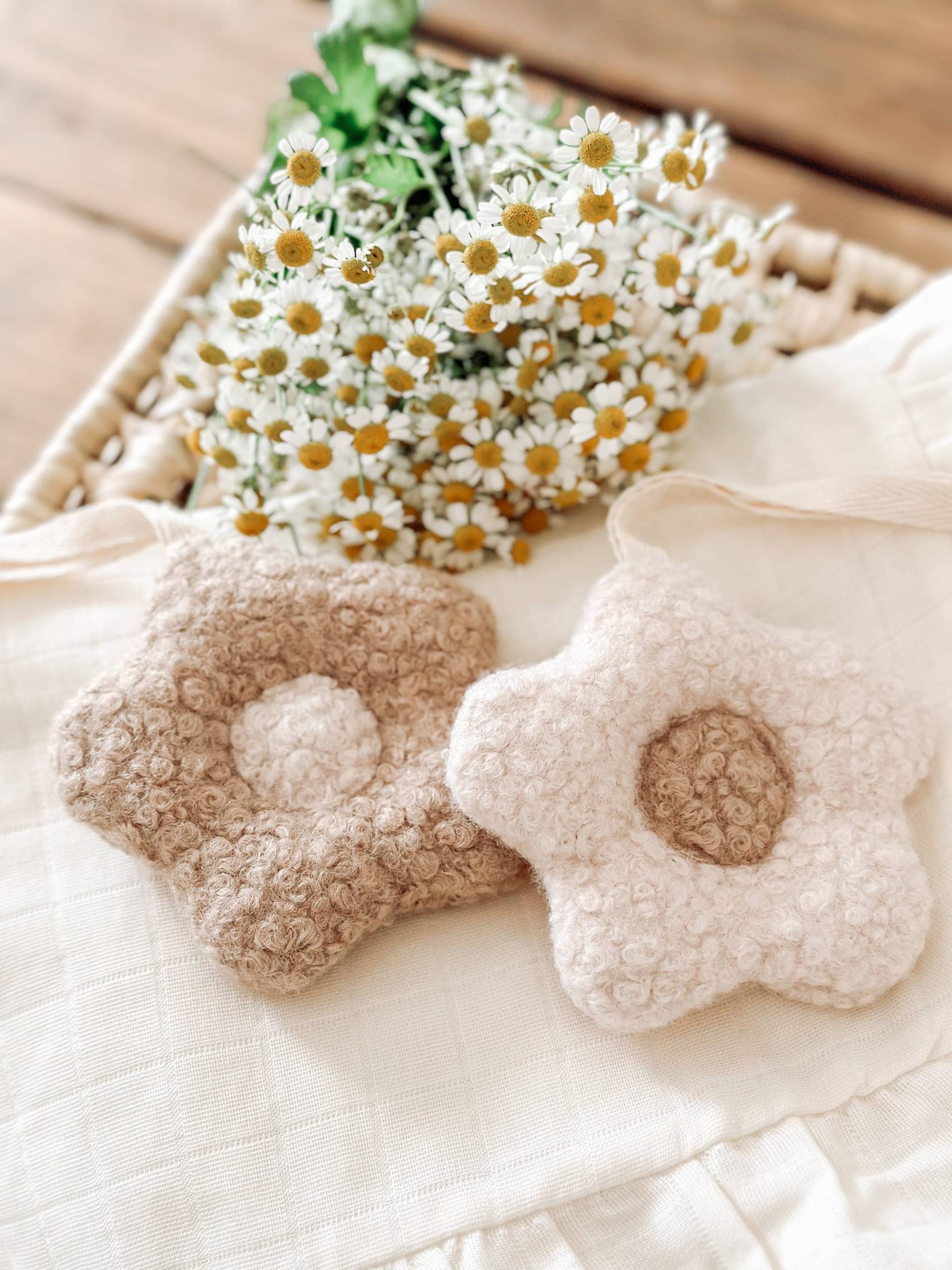 Schnullerkette | Daisy Blume Handmade Schnullerband Schnullerhalter Teddy Plüsch von Etsy - EnolasCreationsDE