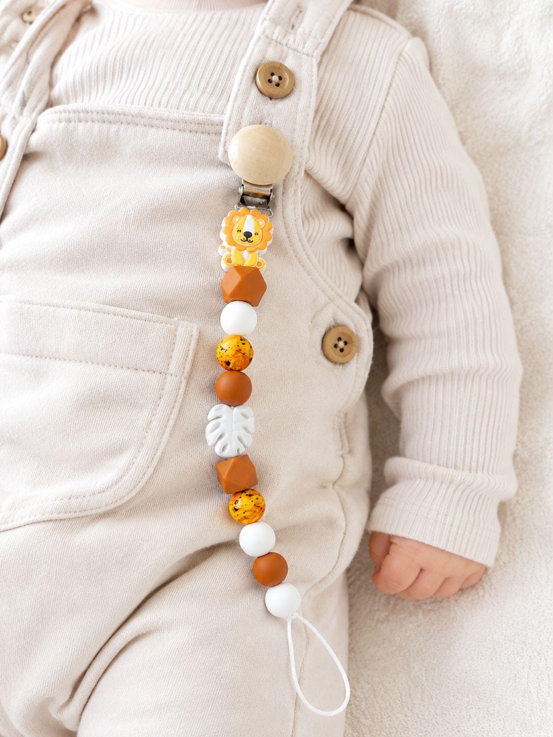Personalisierte Schnullerkette Mit Löwe | Baby Geschenk Zur Geburt Silikon Schnullerclip Handmade Personalisierte Schnullerkette Mit Löwe | Baby Geschenk Zur Geburt Silikon Schnullerclip Handmade von Etsy - ErfolgMitStyle