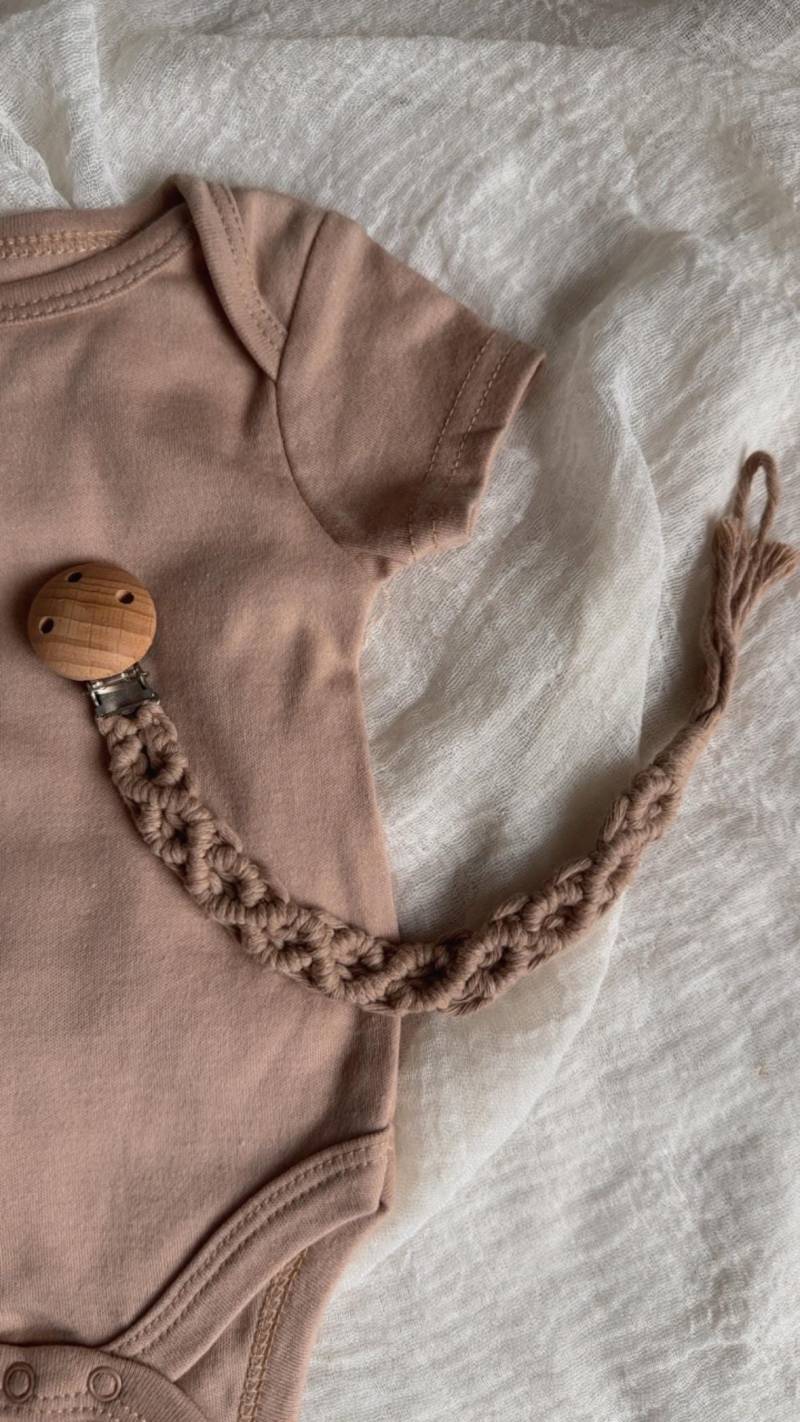 Makramee Schnullerkette Handmade Aus 100 Prozent Baumwolle | Neutraler Boho Schnullerhalter Baby Geschenk Zur Geburt in Sand Beige Laurel Makramee Schnullerkette Handmade Aus 100 Prozent Baumwolle | Neutraler Boho Schnullerhalter Baby Geschenk Zur Geburt in Sand Beige Laurel von Etsy - EsmeraldasLichtreise