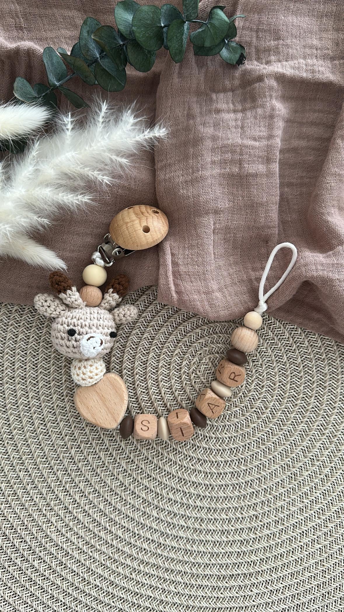 Personalisierte Schnullerkette Aus Naturholzperlen Mit Tiermotiv | Giraffe Löwe Hase Fuchs Name Geschenk Zur Geburt Personalisierte Schnullerkette Aus Naturholzperlen Mit Tiermotiv | Giraffe Löwe Hase Fuchs Name Geschenk Zur Geburt von Etsy - EsmeraldasLichtreise