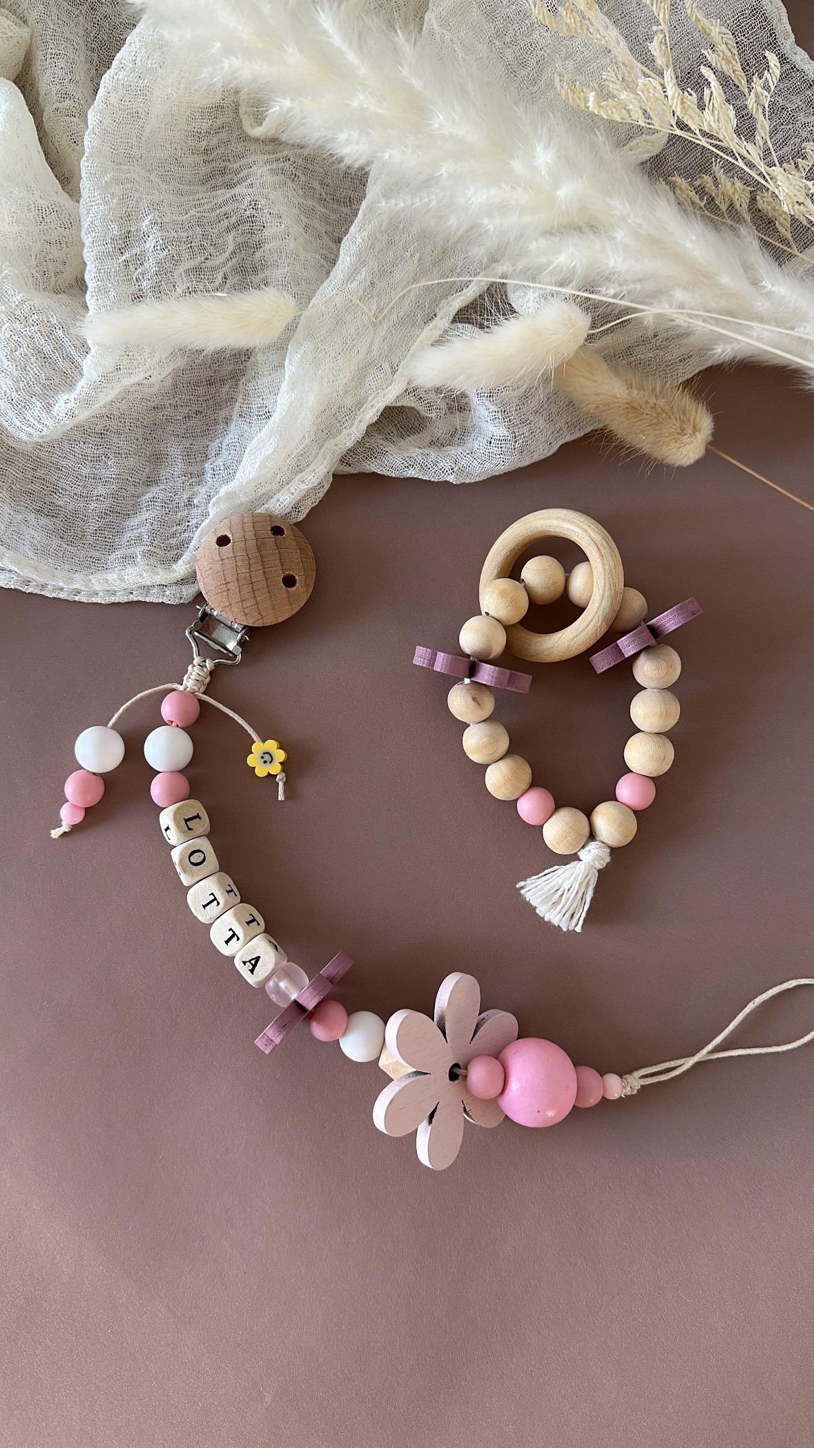 Schnullerkette Mädchen Mit Namen | Holz Natur & Rosa - Blümchen Design Greifling Optional Baby Geschenk Handarbeit Schnullerkette Mädchen Mit Namen | Holz Natur & Rosa - Blümchen Design Greifling Optional Baby Geschenk Handarbeit von Etsy - EsmeraldasLichtreise