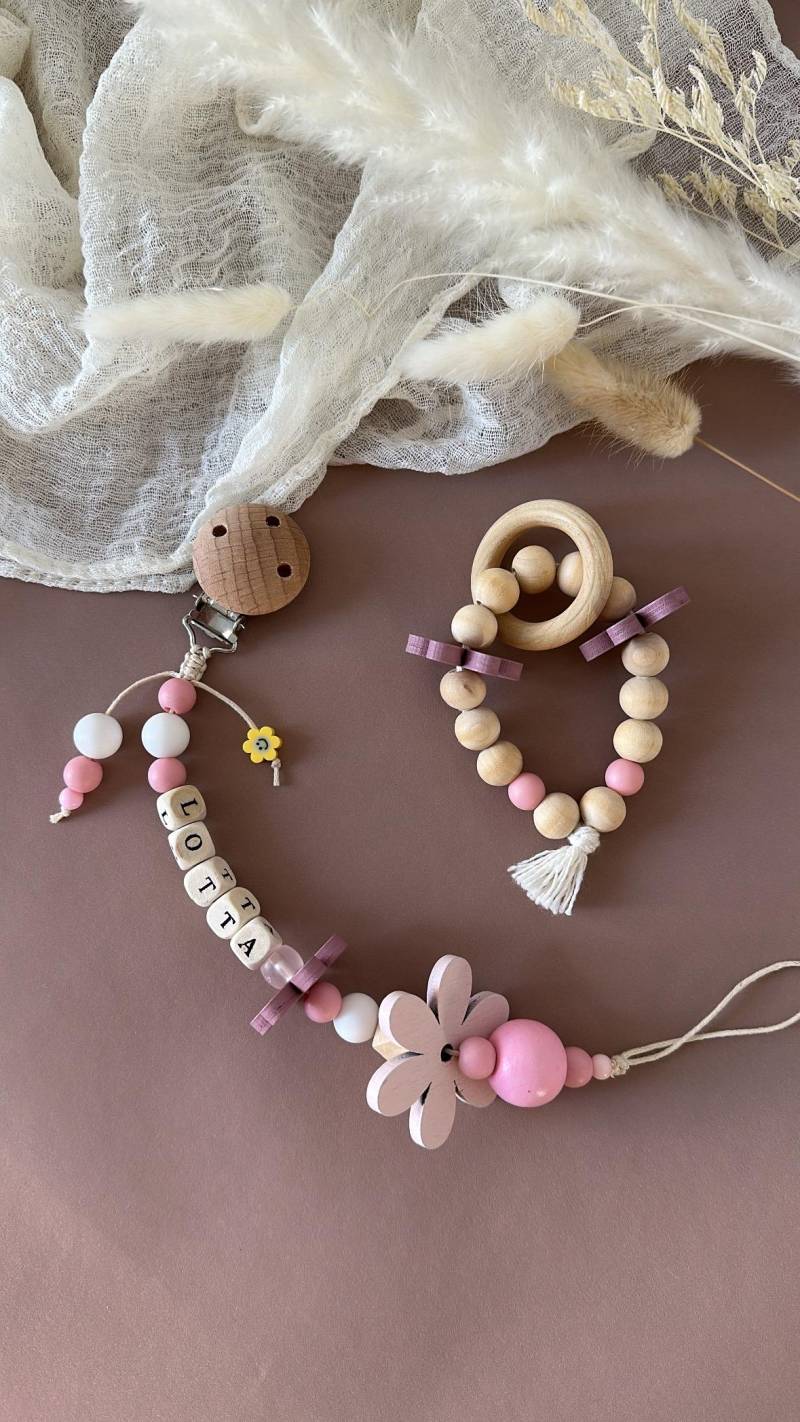 Schnullerkette Mädchen Mit Namen | Holz Natur & Rosa - Blümchen Design Greifling Optional Baby Geschenk Handarbeit von Etsy - EsmeraldasLichtreise