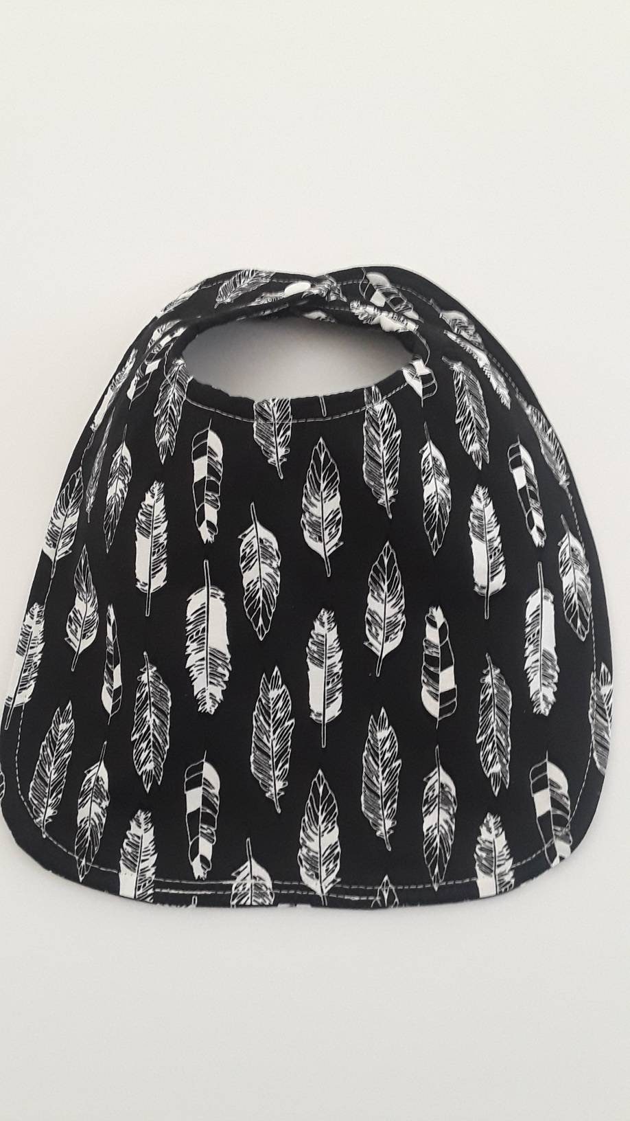 Schwarze Feder Baby Lätzchen Handgemachtes Wende-Dribbellätzchen Schwarze Feder Baby Lätzchen Handgemachtes Wende-Dribbellätzchen von Etsy - Essiedesigns