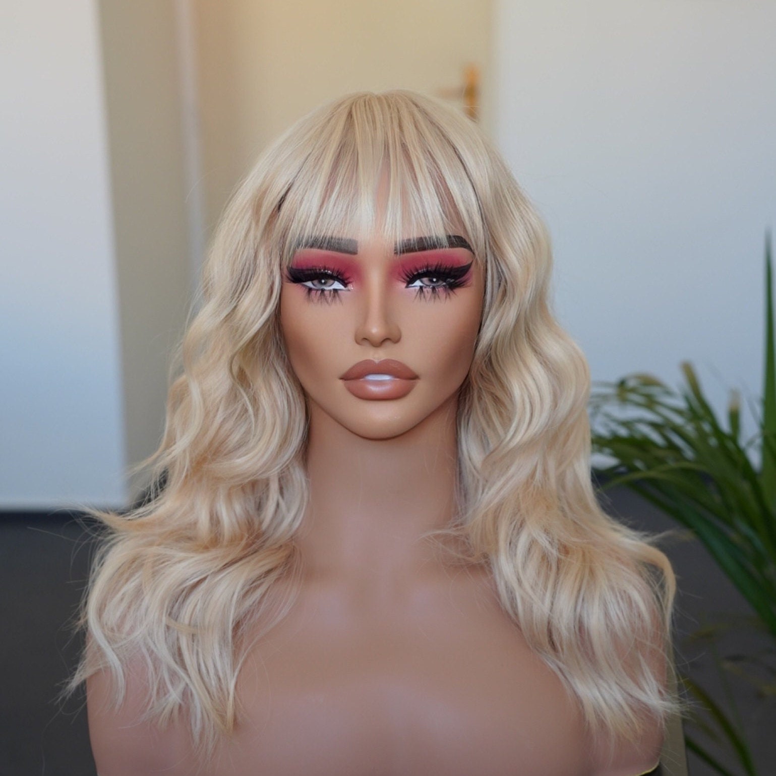 Goldene Blonde Gewellte Perücke Mit Pony, Aschblonde von Etsy - Evanesswigs