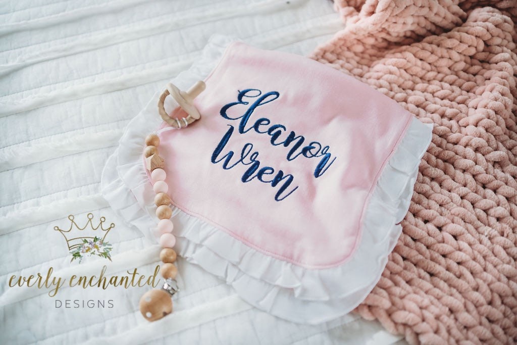 Baby Mädchen Monogramm Voller Name Spucktuch | Gekräuselte Decke Mit Geschenk Baby Mädchen Monogramm Voller Name Spucktuch | Gekräuselte Decke Mit Geschenk von Etsy - EverlyEnchantedCo