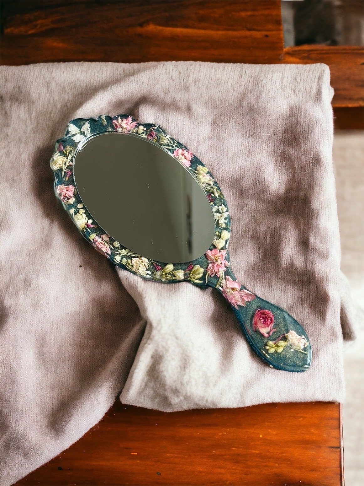 Eleganter Handgefertigter Handspiegel, Mit Getrockenen Echten Blumen, Royales Design, Deko, Epoxidharz Eleganter Handgefertigter Handspiegel, Mit Getrockenen Echten Blumen, Royales Design, Deko, Epoxidharz von Etsy - Evleanro
