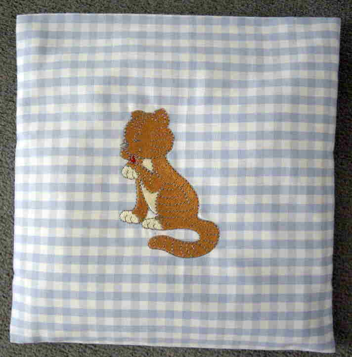 Kinder - Baby - Dinkelkissen-In Vichy Hellblau Großkariert Besticktmit Einem Niedlichen Tiger in Braun, Der Sich Das Pfötchen Leckt von Etsy - ExclusiveStickereien