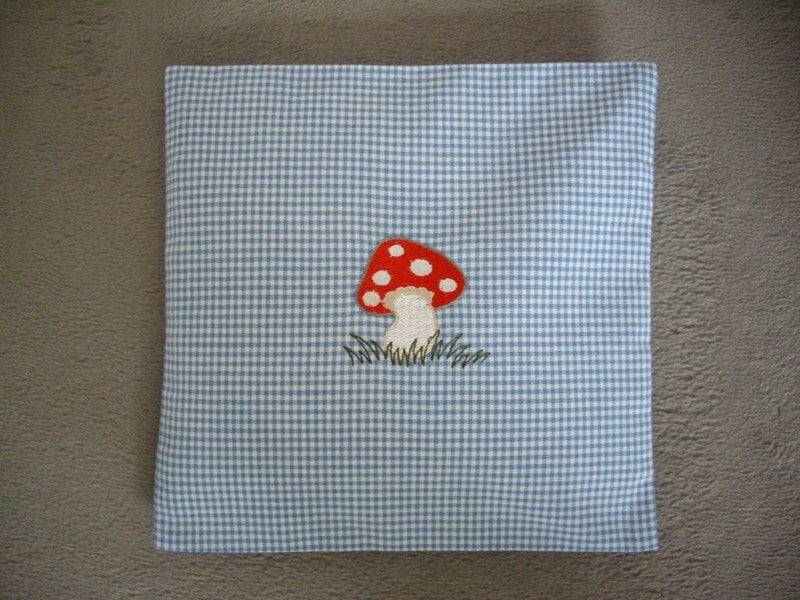 Kirschkernkissen-Körnerkissen-Babykissen-Wärmekissen Bestickt Mit Einem Pilz Im Gras Kirschkernkissen-Körnerkissen-Babykissen-Wärmekissen Bestickt Mit Einem Pilz Im Gras von Etsy - ExclusiveStickereien