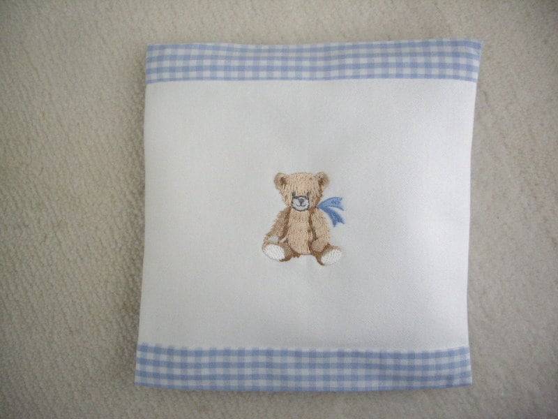 Wärmekissen-Kinder - Baby - Dinkelkissen Bestickt Mit Einem Teddy Und Einer Hellblauen Schleife Auf Weißem Baumwolluntergrund von Etsy - ExclusiveStickereien