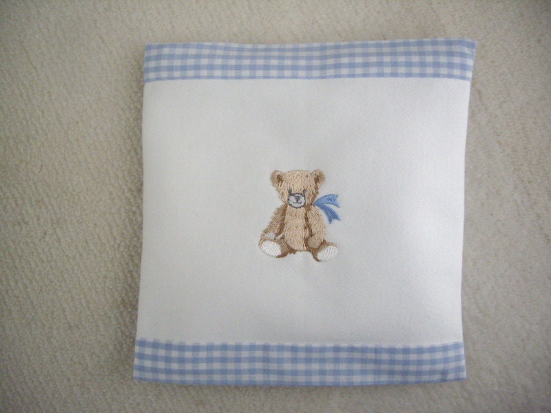 Wärmekissen-Kinder - Baby - Dinkelkissen Bestickt Mit Einem Teddy Und Einer Hellblauen Schleife Auf Weißem Baumwolluntergrund Wärmekissen-Kinder - Baby - Dinkelkissen Bestickt Mit Einem Teddy Und Einer Hellblauen Schleife Auf Weißem Baumwolluntergrund von Etsy - ExclusiveStickereien