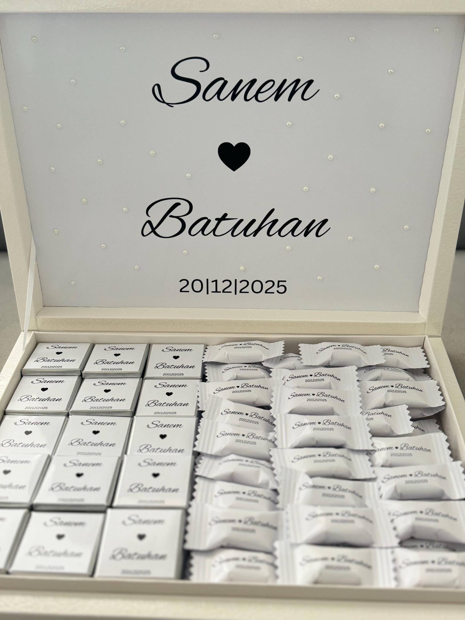 Luxuriöse Mixbox 50 Personalisierte Mini-Schokoladen & Bonbons Exklusive Geschenkbox Mit Namen Und Datum Premium Gastgeschenk Hochzeit Luxuriöse Mixbox 50 Personalisierte Mini-Schokoladen & Bonbons Exklusive Geschenkbox Mit Namen Und Datum Premium Gastgeschenk Hochzeit von Etsy - EymaKunst