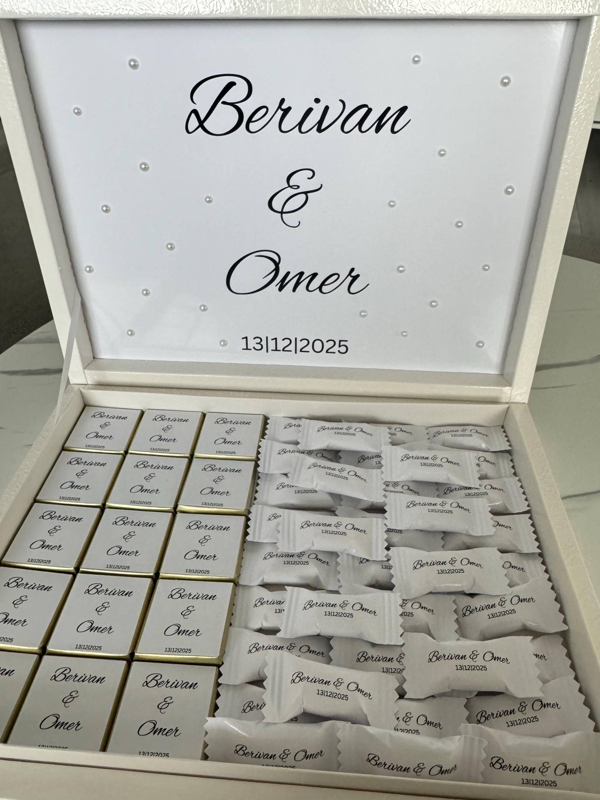 Luxuriöse Mixbox 50 Personalisierte Mini-Schokoladen & Bonbons Exklusive Geschenkbox Mit Namen Und Datum Premium Gastgeschenk Hochzeit Luxuriöse Mixbox 50 Personalisierte Mini-Schokoladen & Bonbons Exklusive Geschenkbox Mit Namen Und Datum Premium Gastgeschenk Hochzeit von Etsy - EymaKunst
