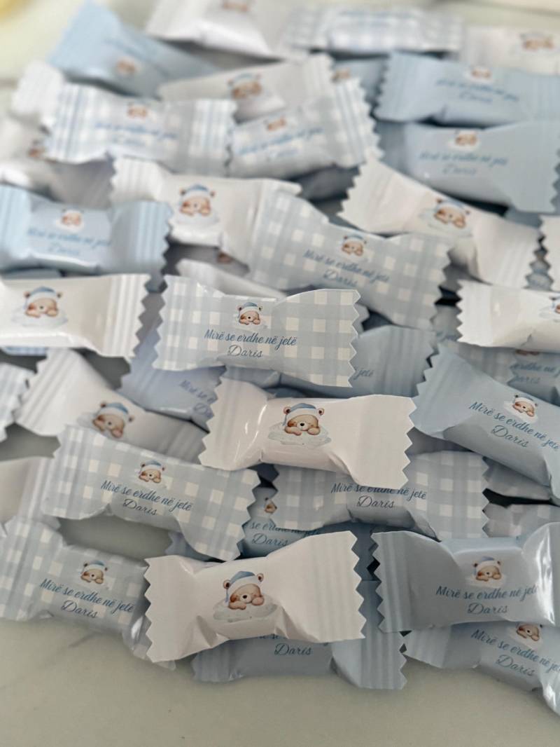 Personalisierte Baby Bonbons | Geschenk Zur Geburt Junge Willkommen Süßigkeiten Name Individuell Bärchen Design von Etsy - EymaKunst