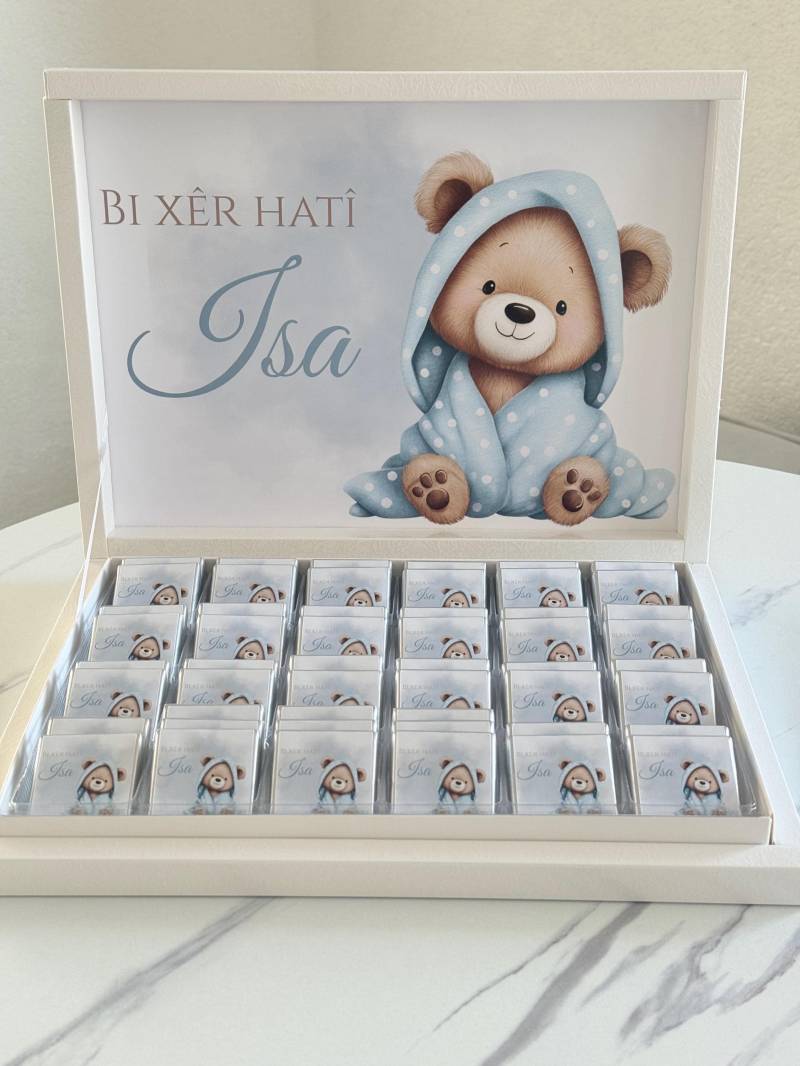Personalisierte Schokobox Zur Geburt - Baby Geschenk Mit Name Taufgeschenk Junge Geschenkidee Geschenkbox Schokoladenbox Personalisierte Schokobox Zur Geburt - Baby Geschenk Mit Name Taufgeschenk Junge Geschenkidee Geschenkbox Schokoladenbox von Etsy - EymaKunst