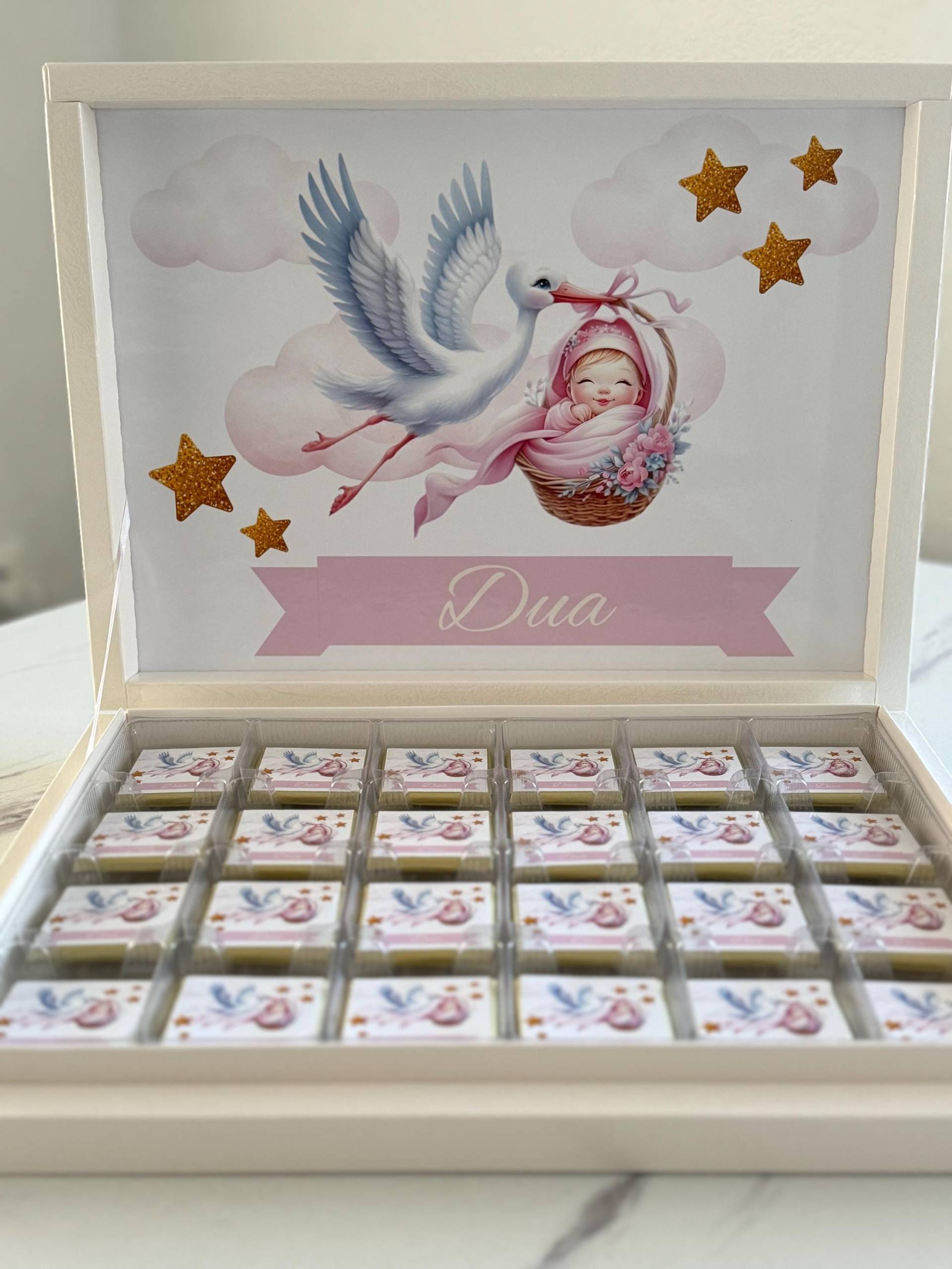 Personalisierte Schokolade Zur Geburt | Baby Mädchen Geschenk Storch Design Name & Datum Süße Gastgeschenke Babyshower Schokobox Personalisierte Schokolade Zur Geburt | Baby Mädchen Geschenk Storch Design Name & Datum Süße Gastgeschenke Babyshower Schokobox von Etsy - EymaKunst
