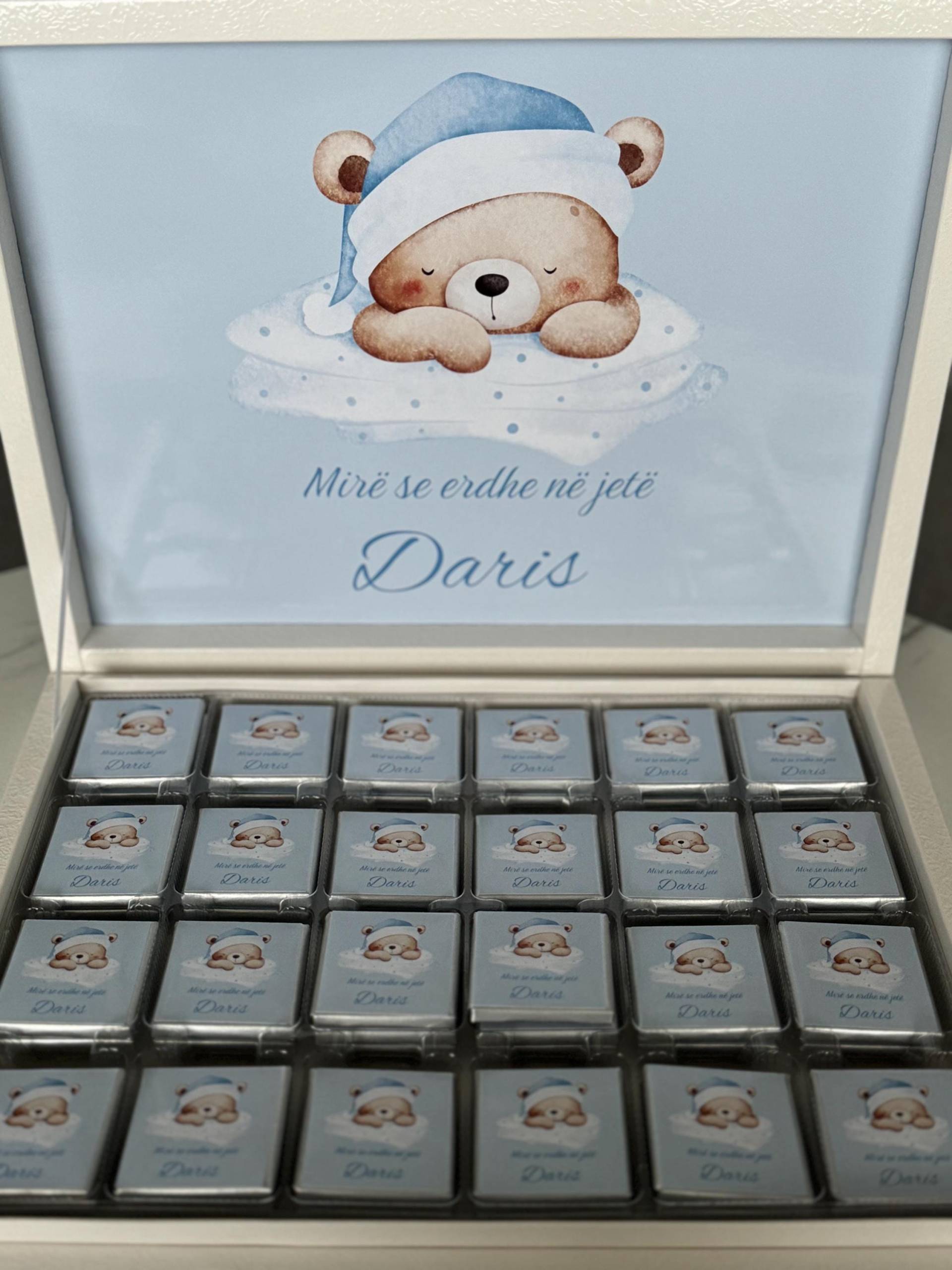 Personalisierte Schokoladenbox Zur Geburt | Baby Geschenkbox Junge Willkommen Präsent Name Individuell Bärchen Design Personalisierte Schokoladenbox Zur Geburt | Baby Geschenkbox Junge Willkommen Präsent Name Individuell Bärchen Design von Etsy - EymaKunst