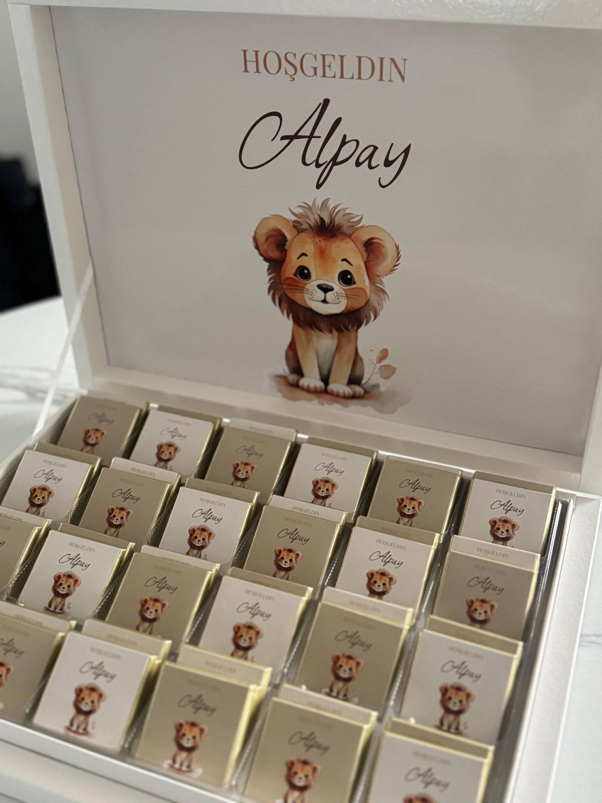Personalisierte Schokobox Zur Geburt - Geschenk Baby Junge Löwen Design Mit Name Willkommensgeschenk Neugeborenes von Etsy - EymaKunst