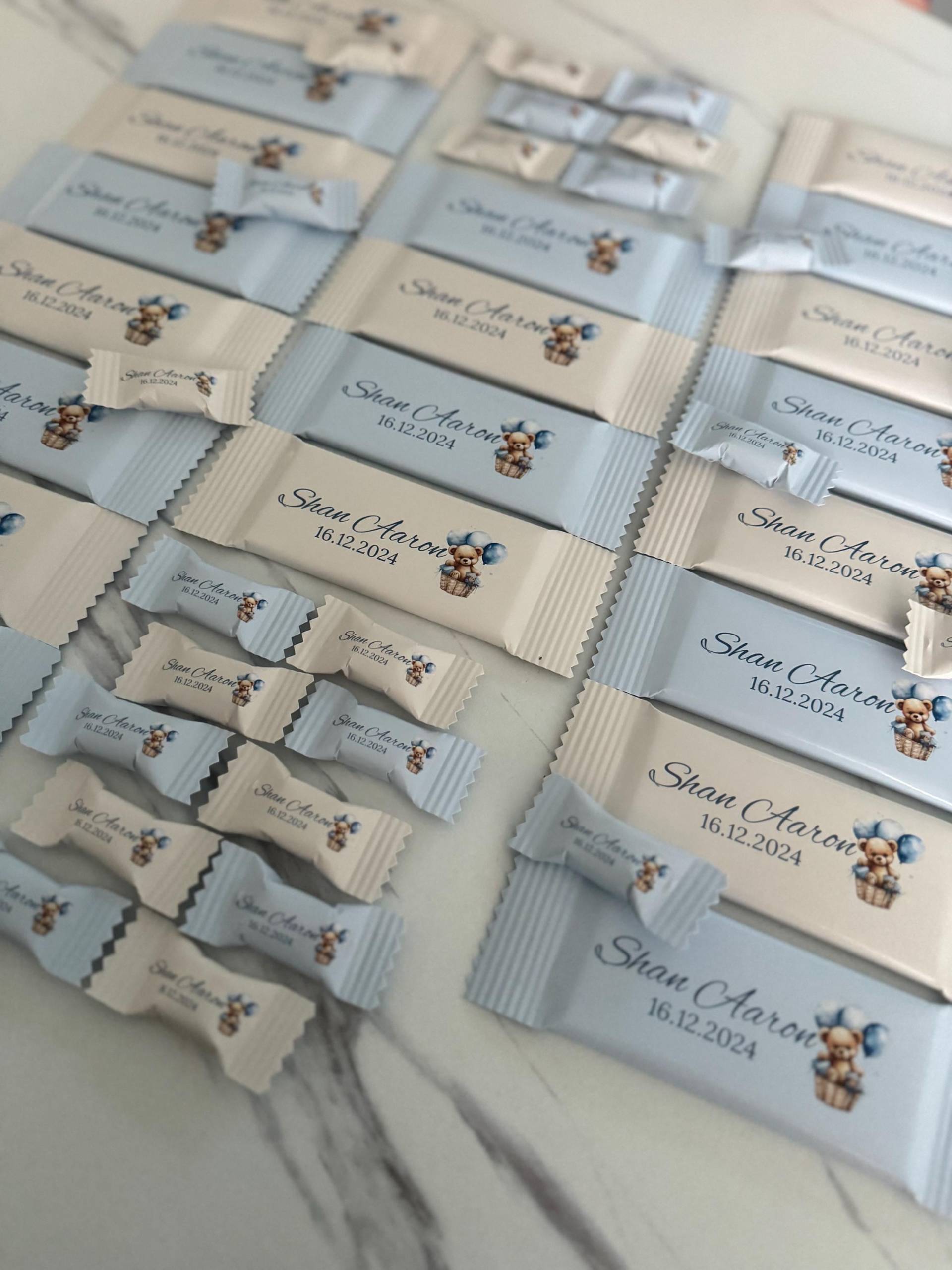 Personalisierte Set 50 Bonbons & 20 Schokotafeln Baby Junge Geschenk Name Und Datum Gastgeschenke Babyshower, Taufe, Mevlüt Personalisierte Set 50 Bonbons & 20 Schokotafeln Baby Junge Geschenk Name Und Datum Gastgeschenke Babyshower, Taufe, Mevlüt von Etsy - EymaKunst