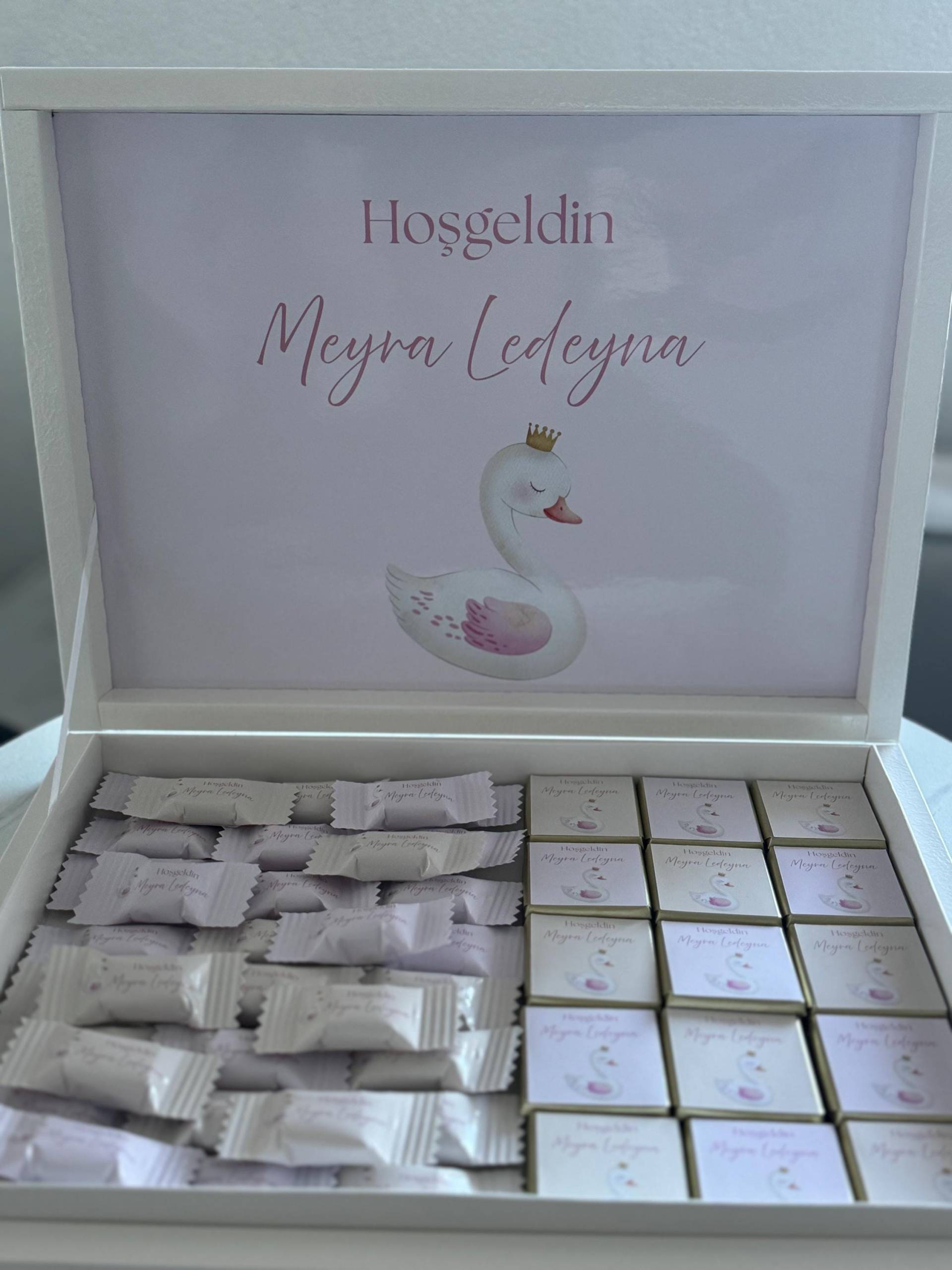 Personalisierte Willkommensbox Zur Geburt | Schwan Design Baby Geschenk Mit Namen Schokobox Mädchen von Etsy - EymaKunst