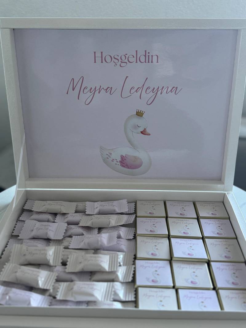 Personalisierte Willkommensbox Zur Geburt | Schwan Design Baby Geschenk Mit Namen Schokobox Mädchen von Etsy - EymaKunst