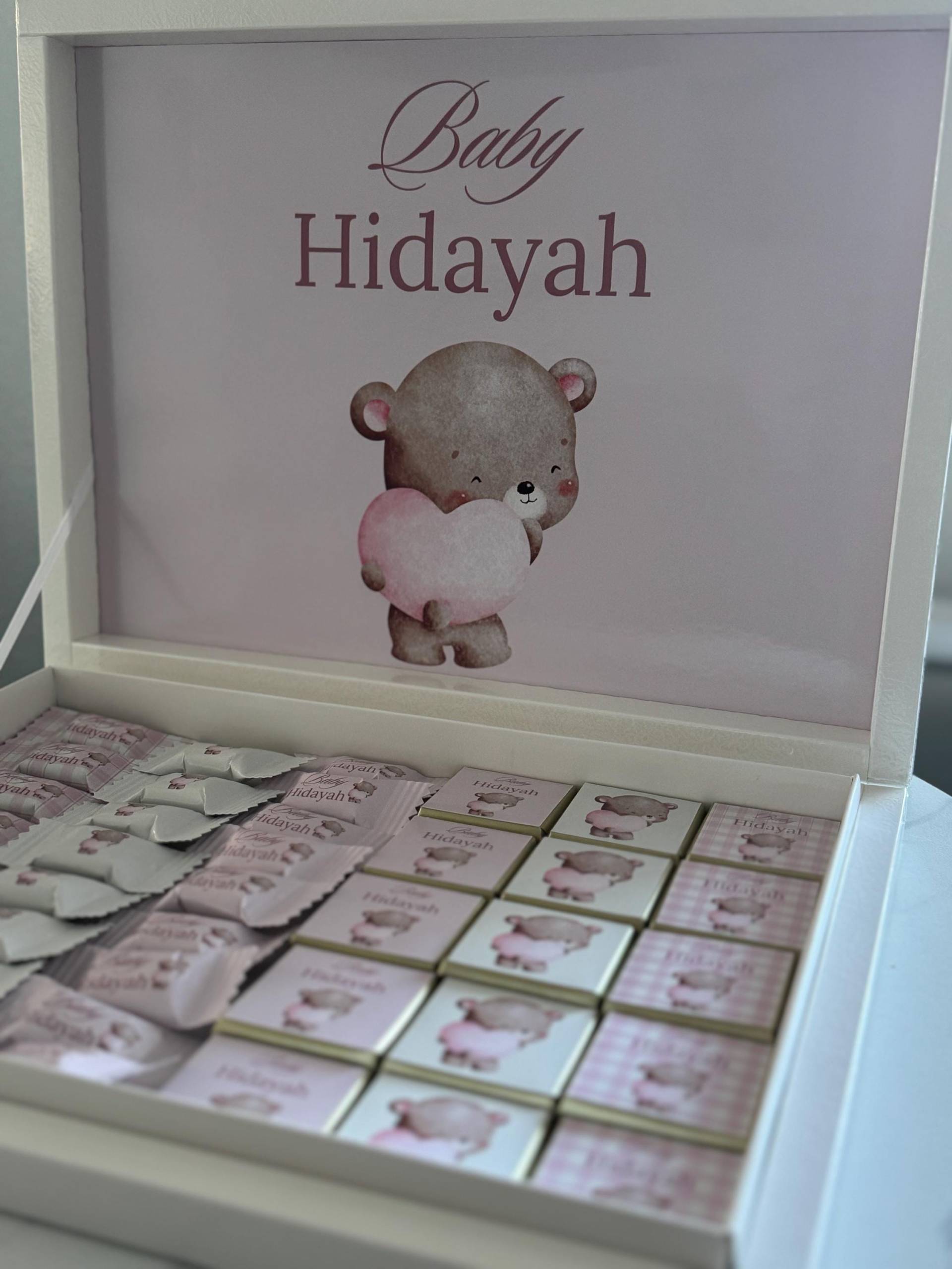 Personalisierte Willkommensbox Zur Geburt | Schwan Design Baby Geschenk Mit Namen Schokobox Mädchen von Etsy - EymaKunst